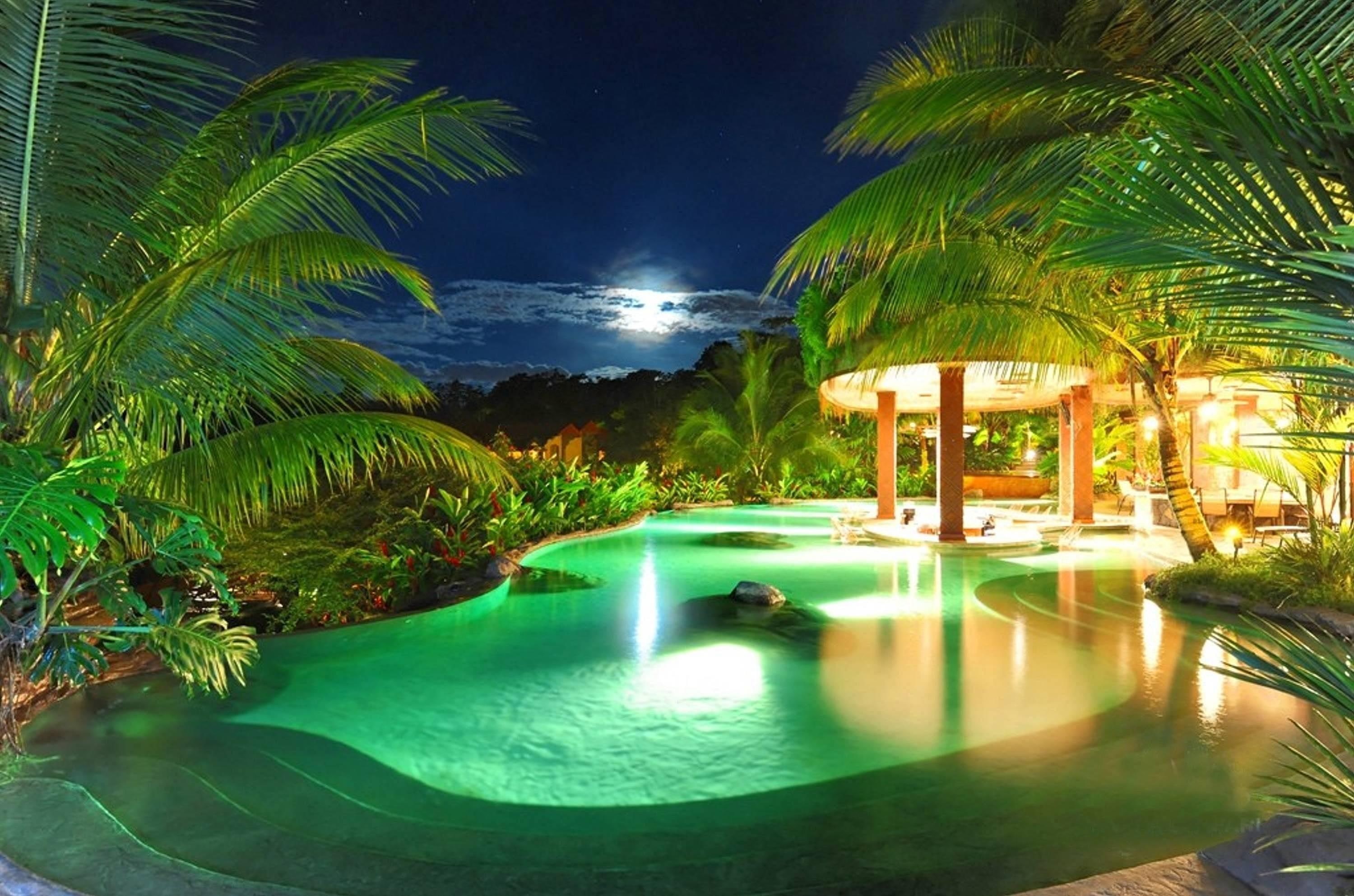 pool, island, tree, tropical, 2K, villa, moon, night, moonlit, beautiful, lagoon, green, light, luxury, hotel, resort, moonlight, palm, HD Wallpaper
