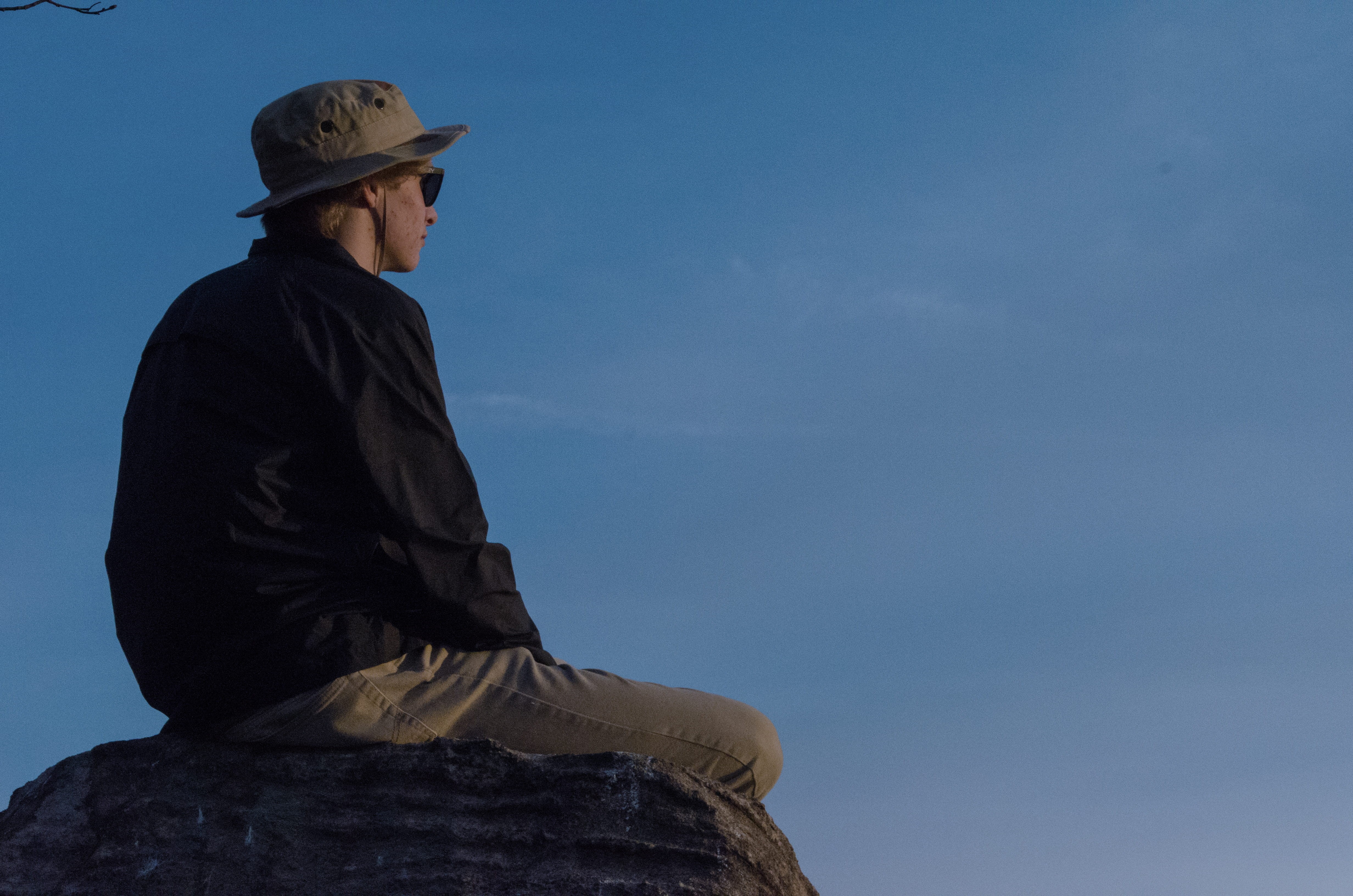 day, copy space, nature, rock, moon, rocks, john, forest, adult, clothing, 4K, lake, statue, sculpture, trees, sunrise, hat, contemplation, sitting, people, HD Wallpaper