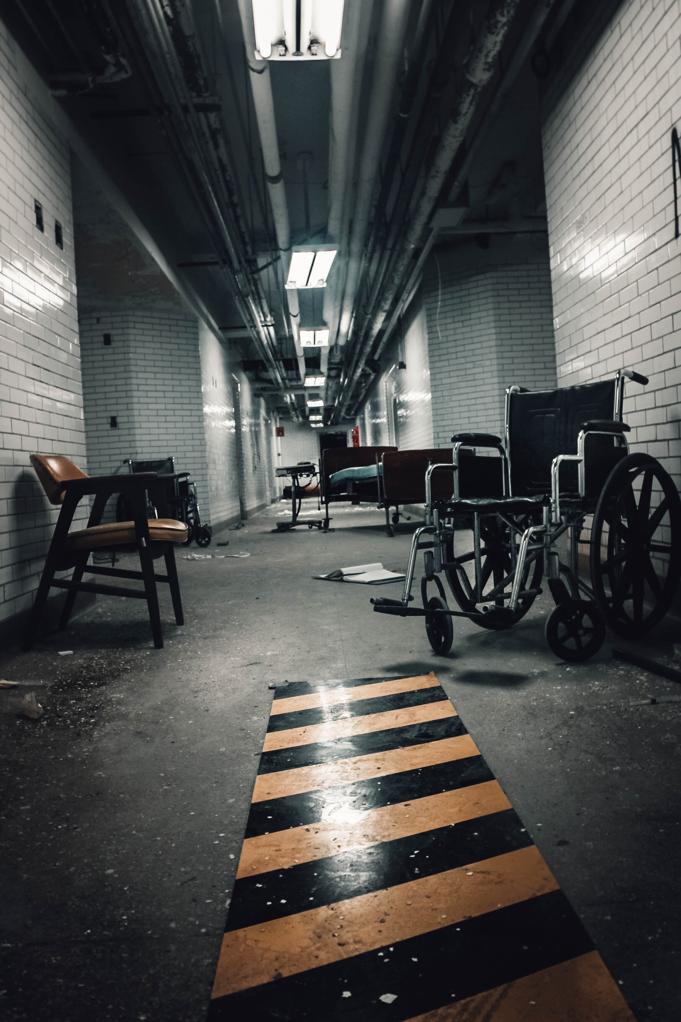 mode of transportation, city, building, horror, architecture, illuminated, empty, architectural column, eerie, mental hospital, parking lot, indoors, built structure, Phone HD Wallpaper