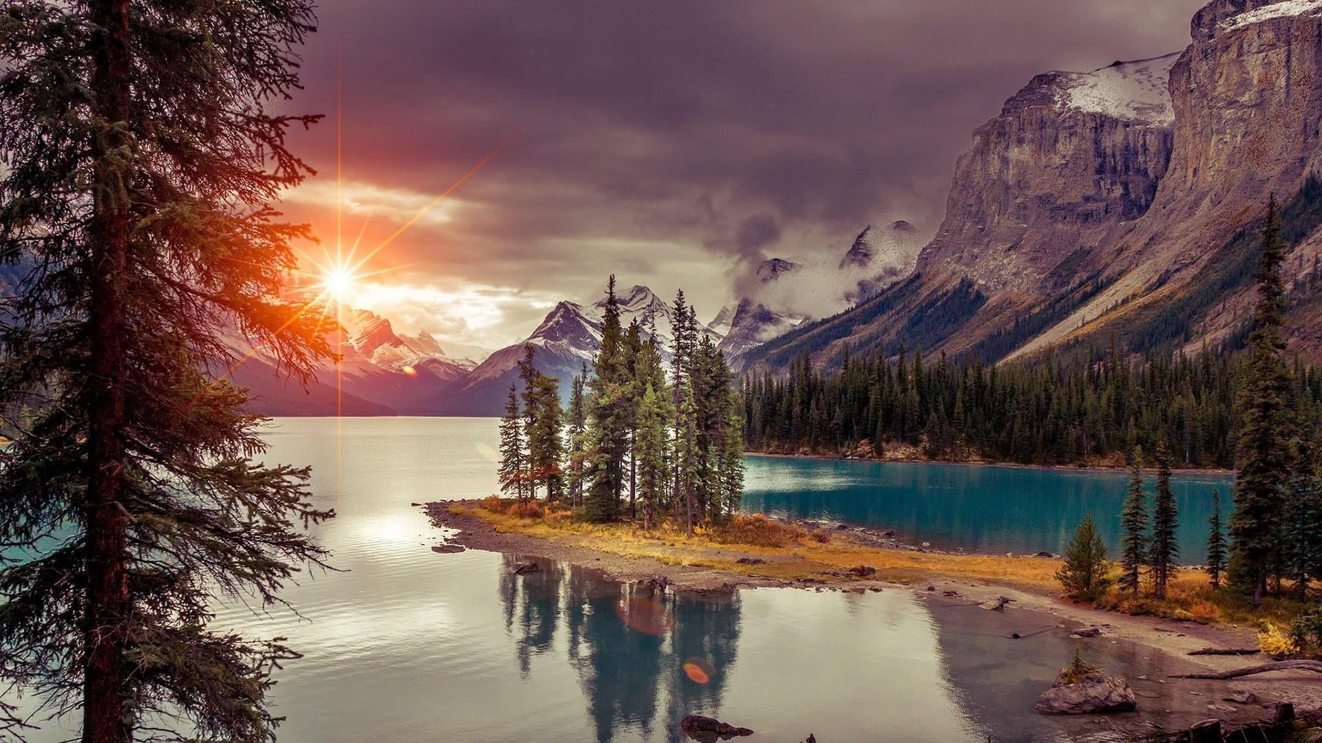 land, mountain, maligne lake, water, tranquil scene, outdoors, sun, tranquility, beauty in nature, reflection, pine tree, lake, evergreen tree, nature, HD Wallpaper