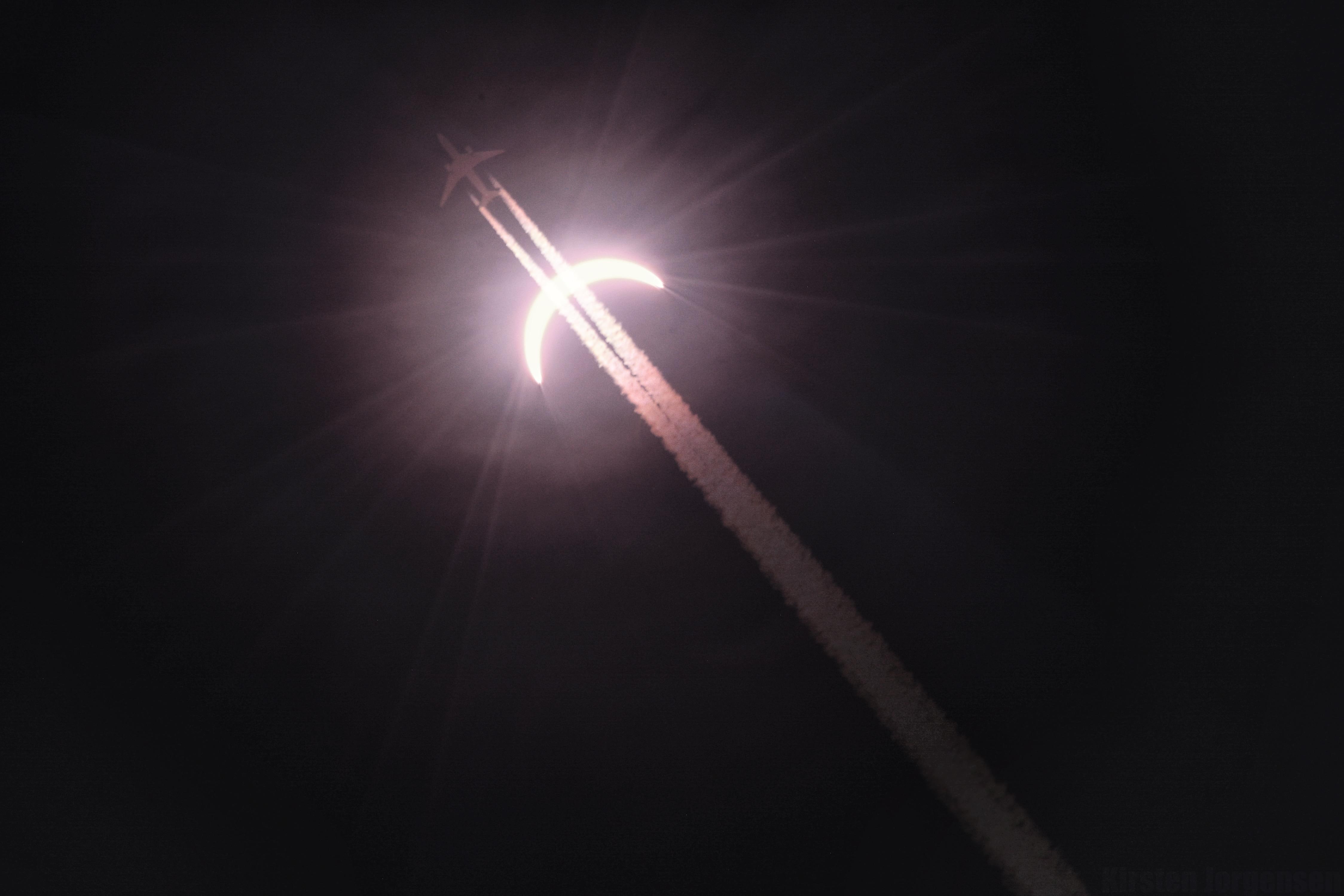 outdoors, floodlight, light, vapor trail, lens flare, glowing, illuminated, low angle view, luminosity, bright, eclipse, air vehicle, transportation, lighting equipment, HD Wallpaper
