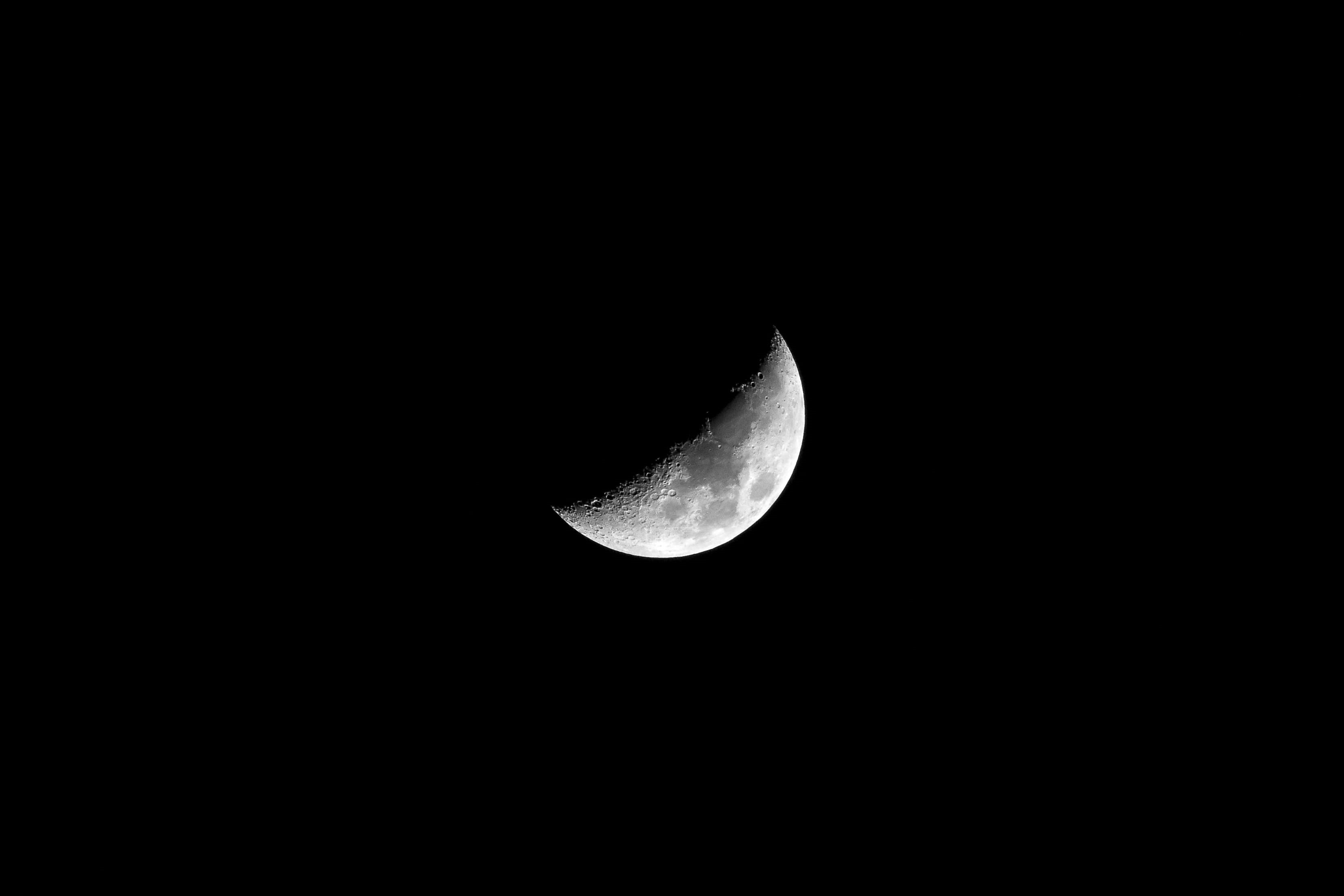 outdoors, telephoto, clear sky, astronomy, astrology, space and astronomy, satellite, eclipse, moonlight, idyllic, no people, half moon, black and white, HD Wallpaper