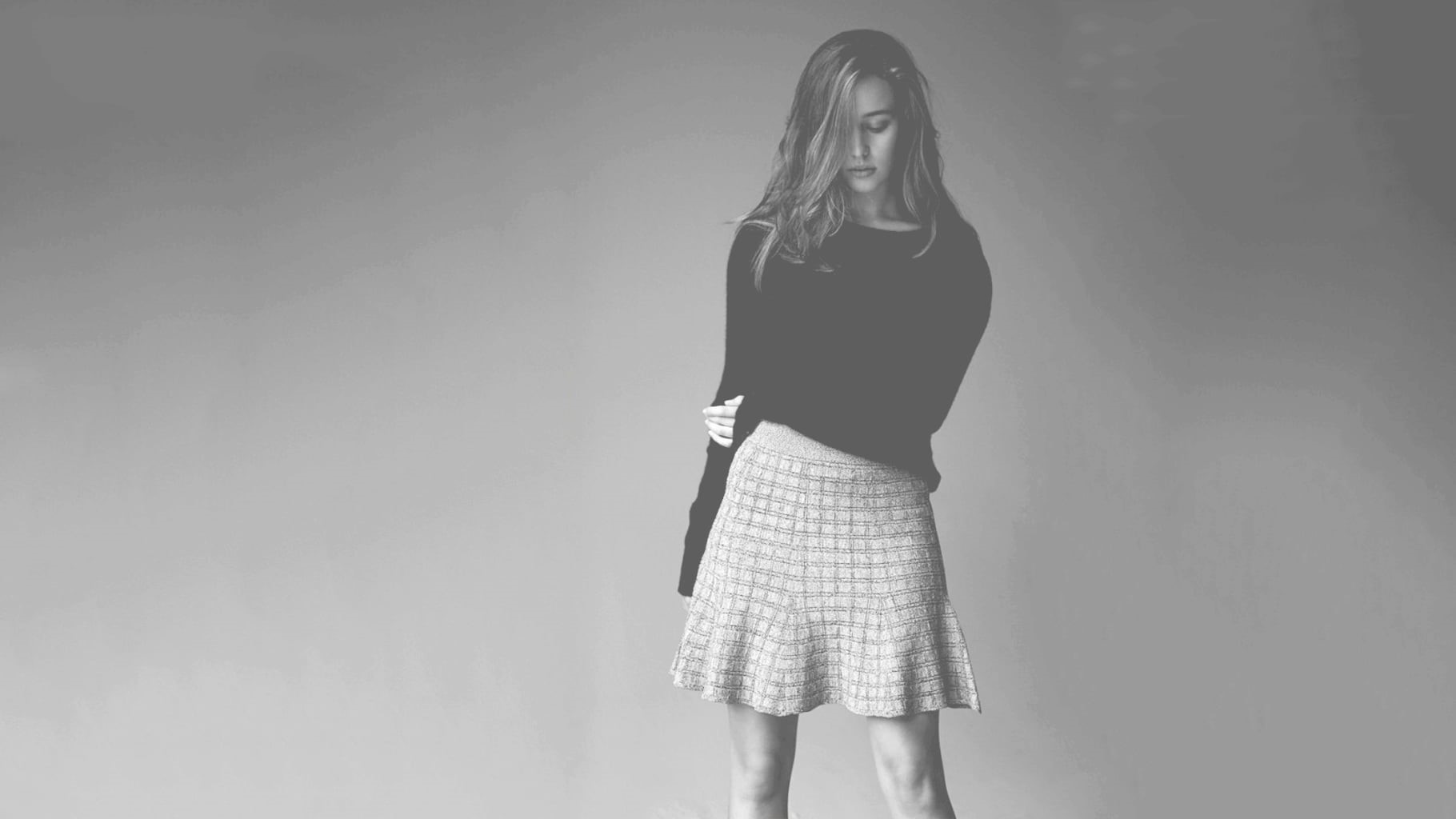 copy space, Alycia Debnam Carey, real people, hairstyle, monochrome, leisure activity, girls, beautiful woman, young adult, lifestyles, 720P, standing, HD Wallpaper