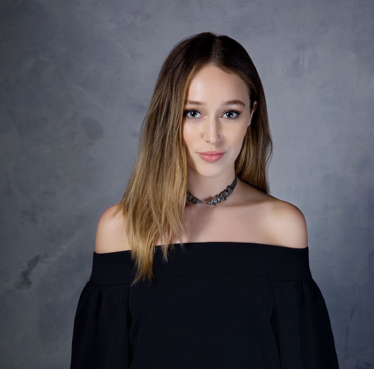actress, 720P, Alycia Debnam-Carey, looking at viewer, simple background, women, HD Wallpaper