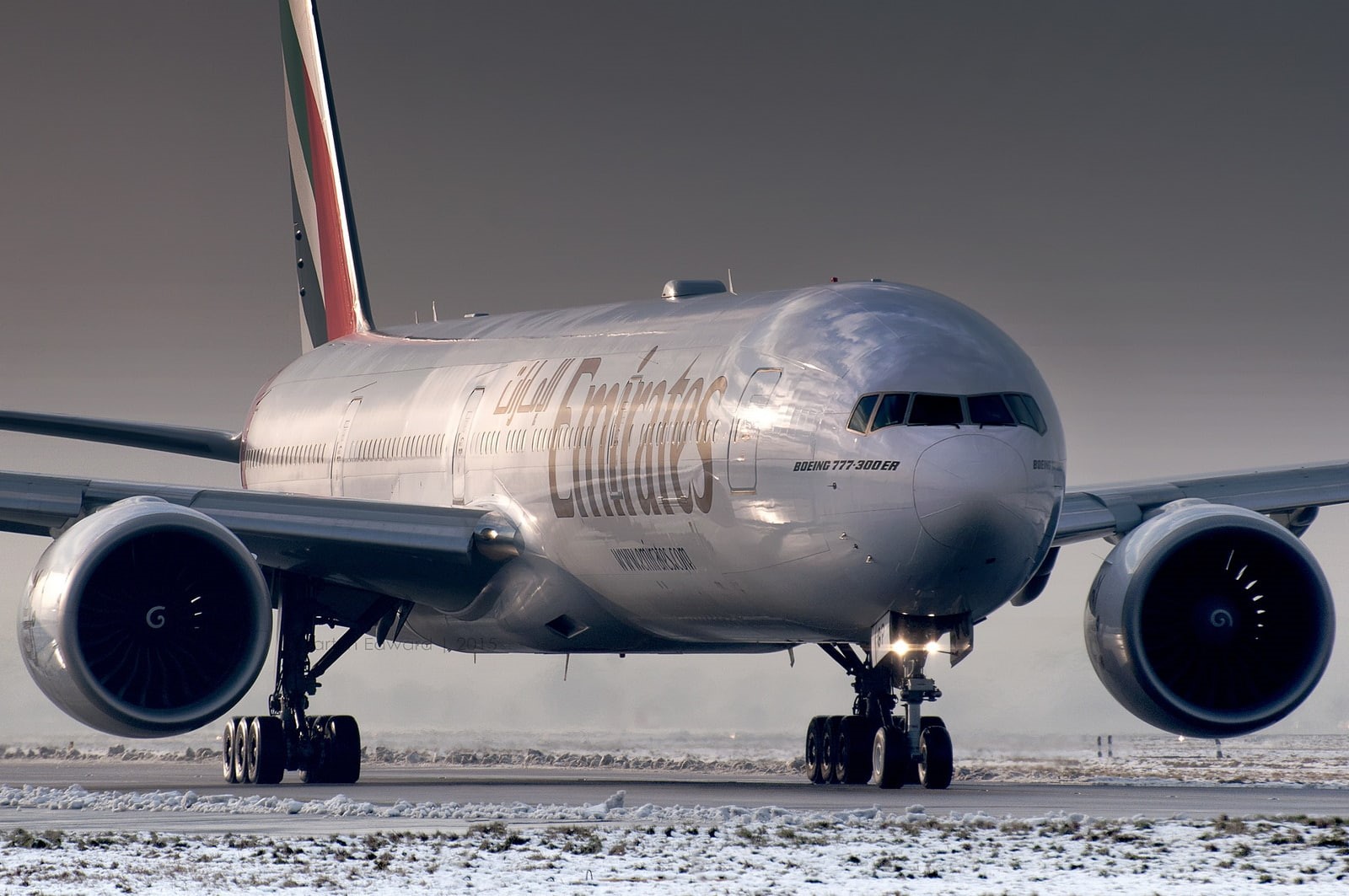 nature, no people, Emirates, stationary, airport runway, airport, airplane, air vehicle, aerospace industry, Boeing, jet engine, day, travel, 720P, transportation, HD Wallpaper
