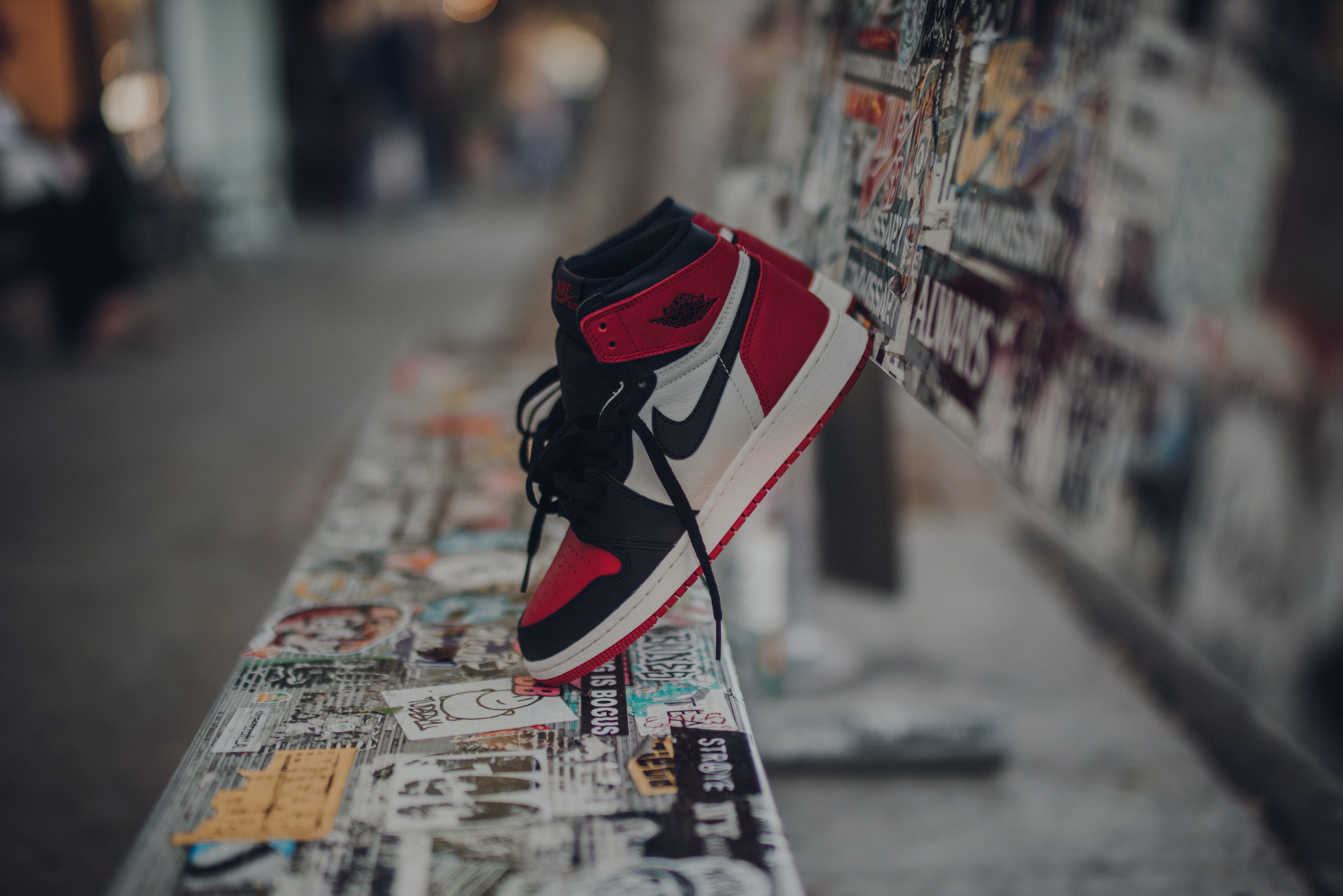 graffiti, communication, transportation, 5K, one person, human representation, representation, architecture, selective focus, unpaired, jordan, footpath, HD Wallpaper