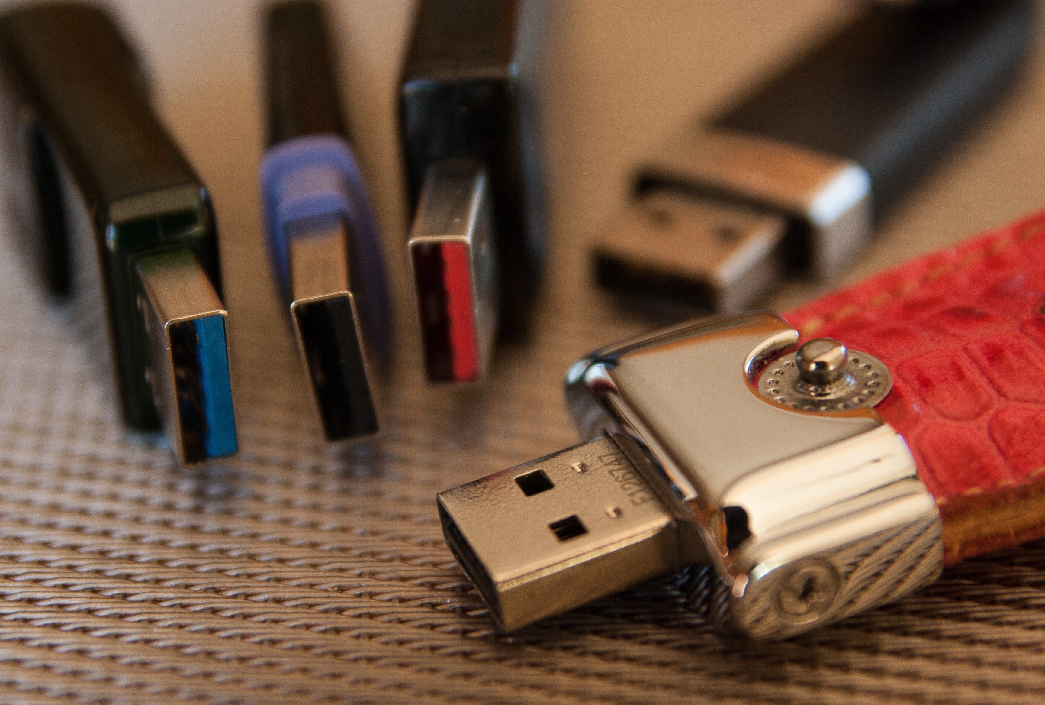 gold, close-up, flash, 2K, usb key, focus on foreground, photography, group of objects, medium group of objects, arts culture and entertainment, finance, HD Wallpaper