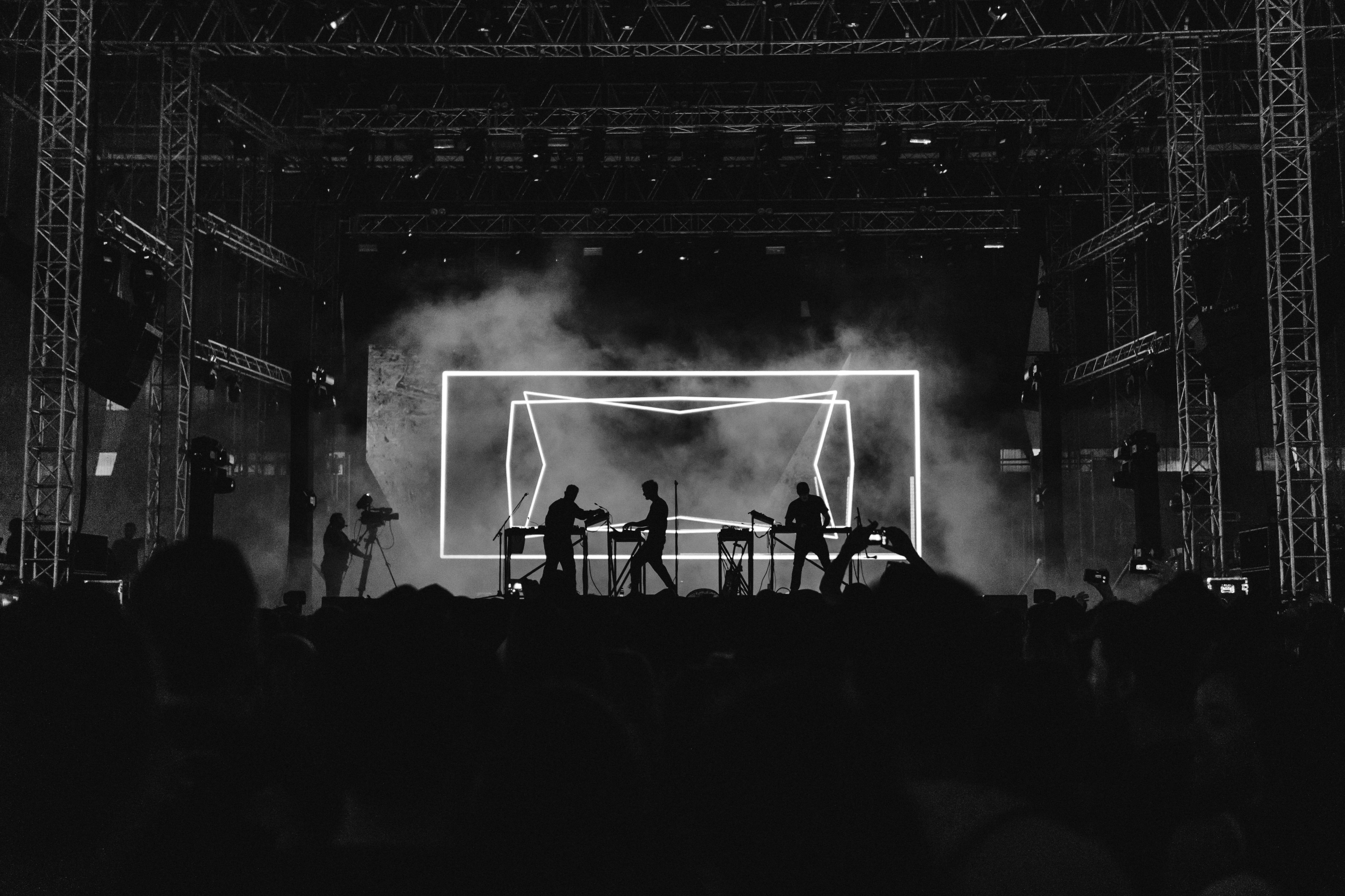 crowd, real people, snow, playing, soul, band, lighting equipment, popular music concert, co-founder, violinist, instruments, mixing, music, night, men, HD Wallpaper
