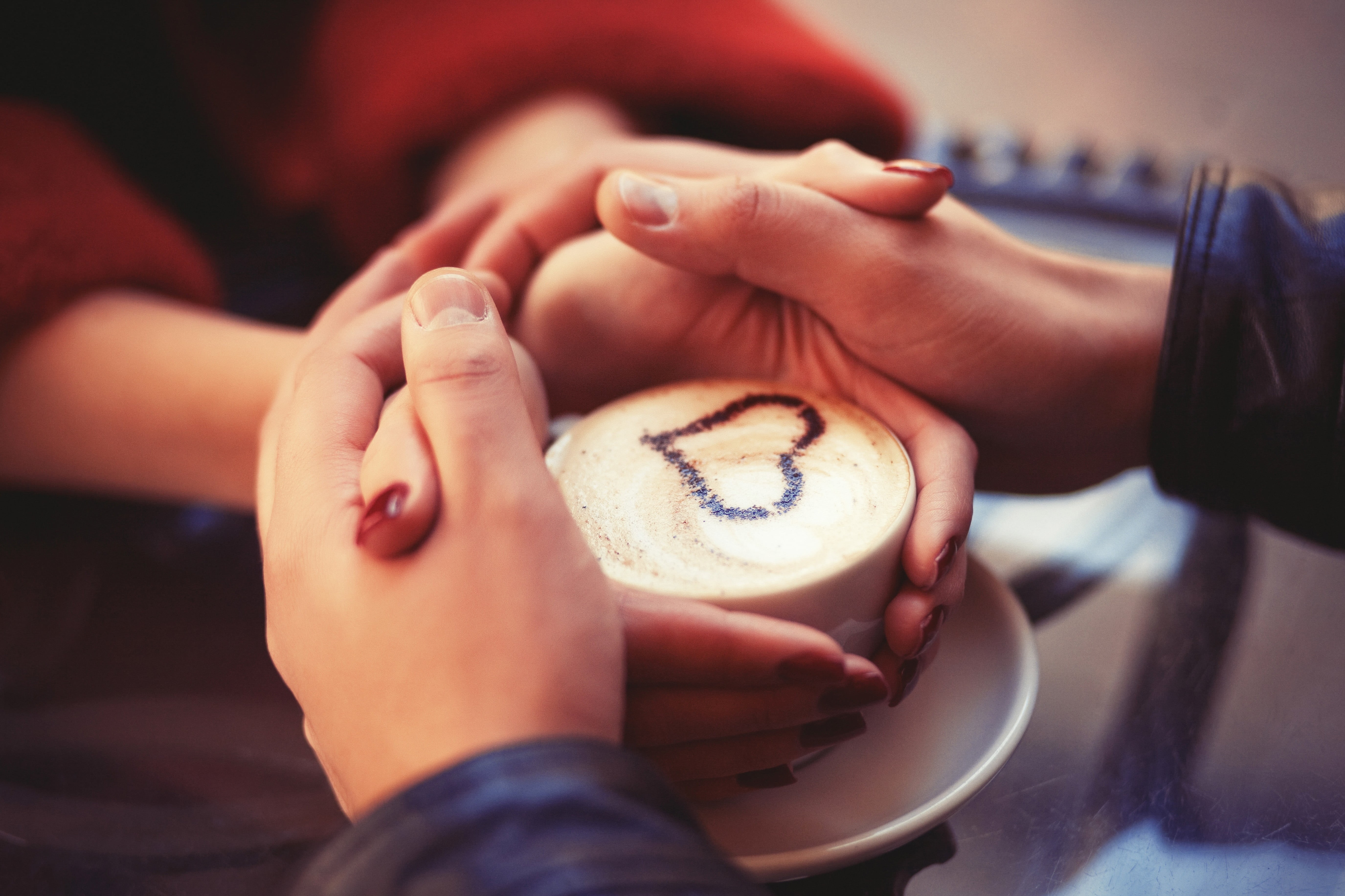 focus on foreground, emotion, coffee - drink, latte, drinking, adult, coffee cup, 5K, white, frothy drink, coffee, cup, food, hand, women, couple, positive emotion, HD Wallpaper