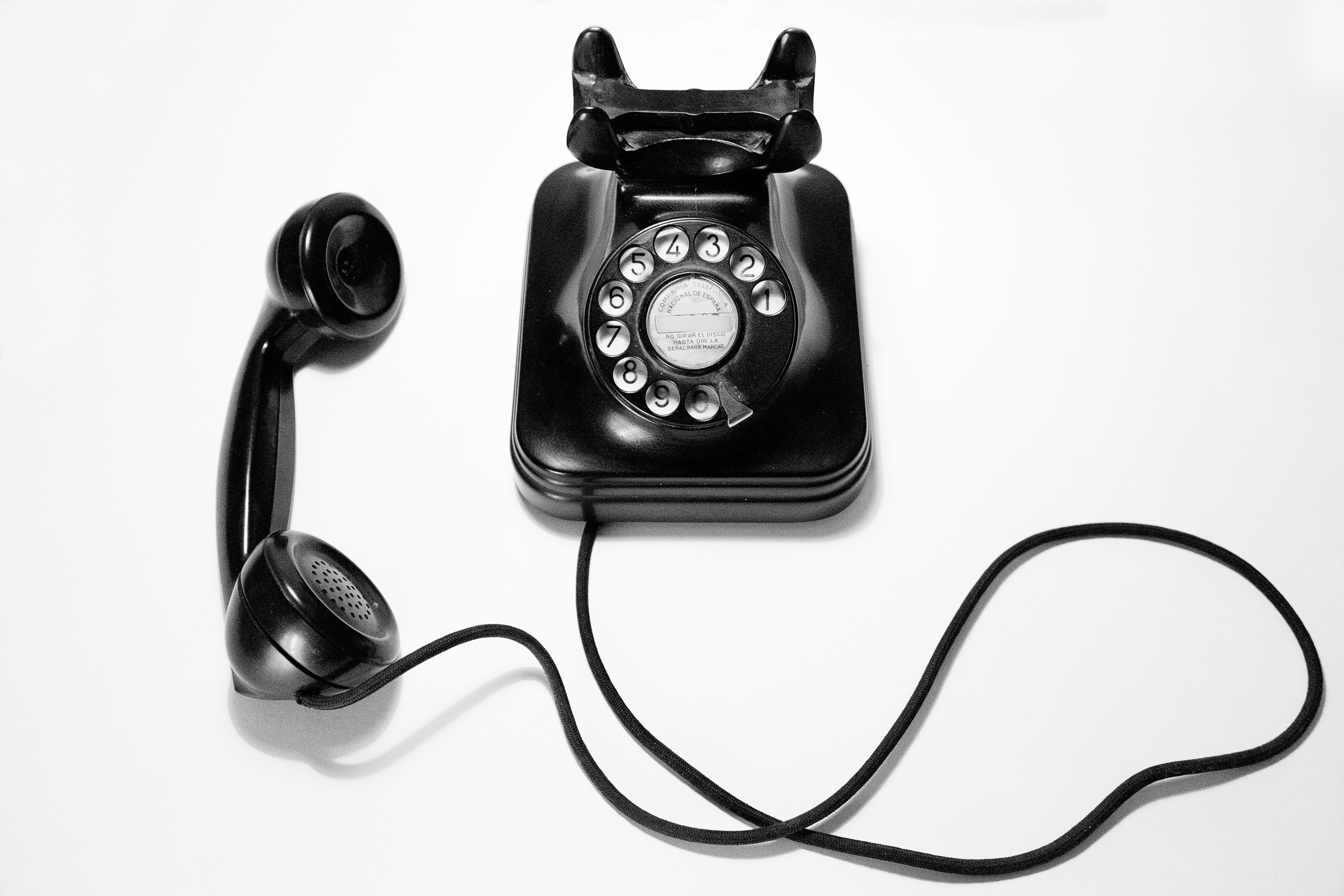 no people, telephone receiver, 5K, blanco y negro, communication, teléfono antiguo, teléfono, retro styled, old, surface, wired, cut out, antiguo, nostalgia, HD Wallpaper