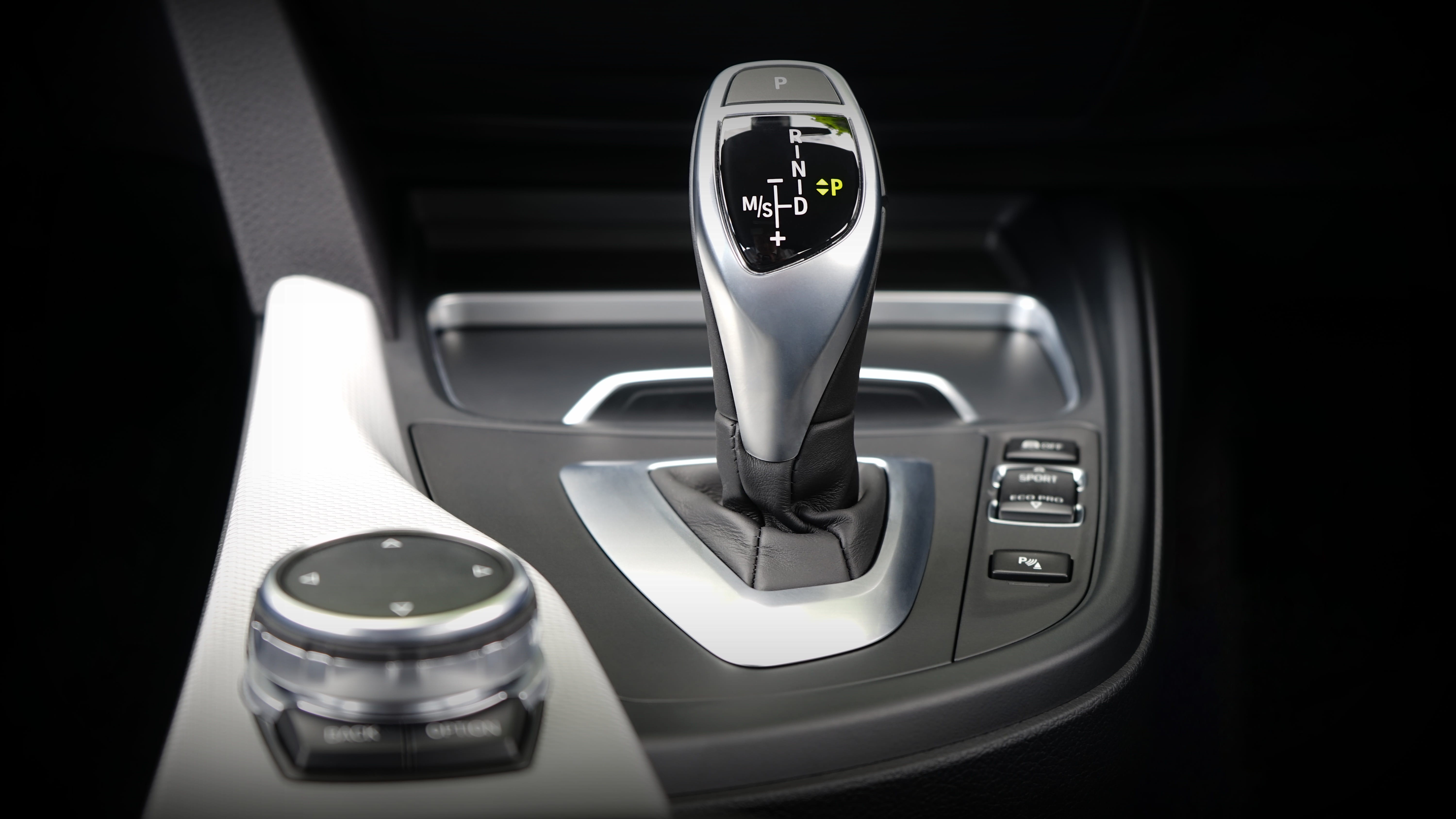 gear lever, closeup, 5K, drive, comfort, gray, no people, photo, automobile, transport, sport, modern, black color, auto, lever, car interior, power, motor, HD Wallpaper
