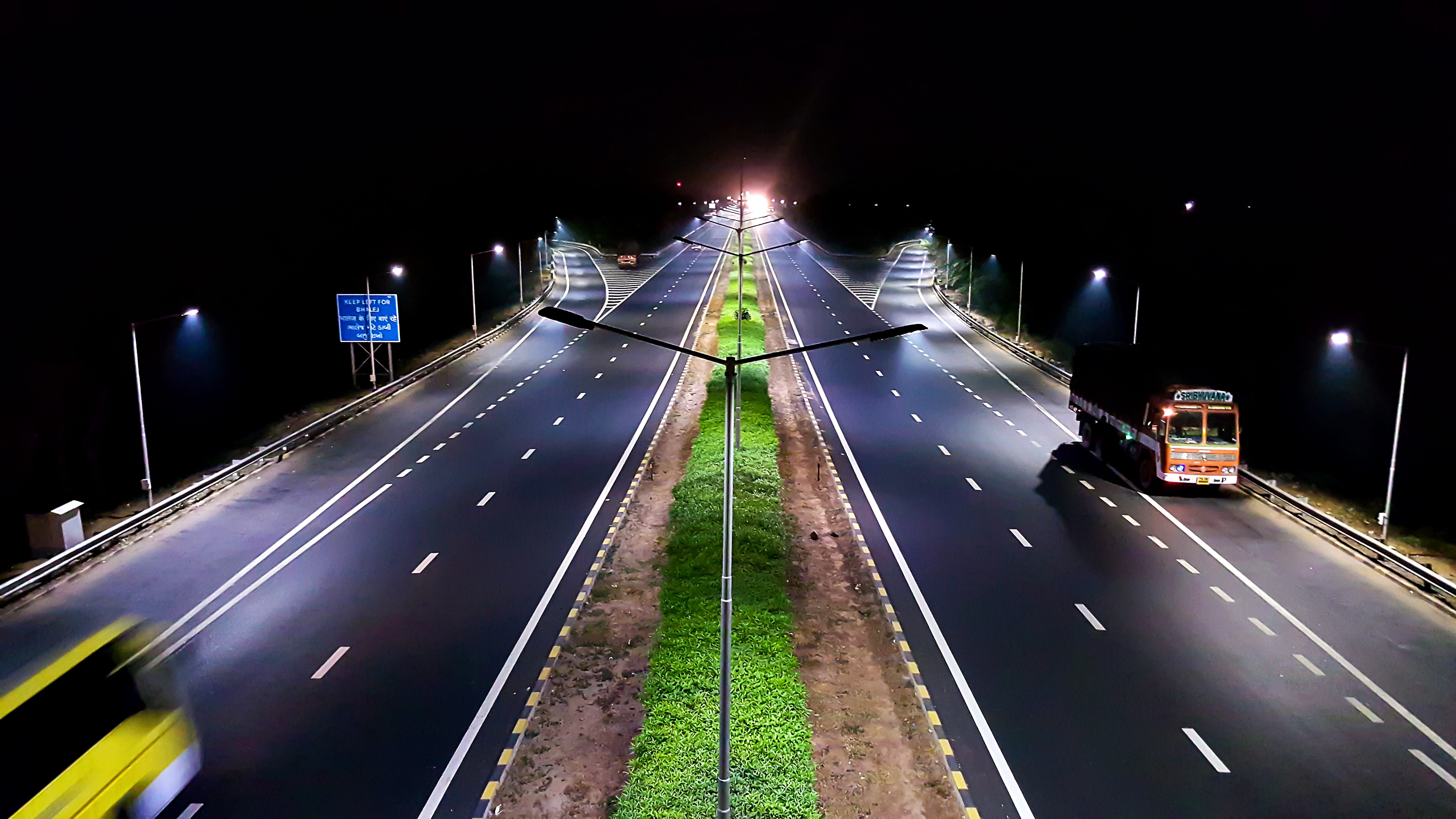 city, highway, 5K, street, mode of Transport, outdoors, long Exposure, multiple Lane Highway, sign, lighting Equipment, road, vehicles, transportation, HD Wallpaper