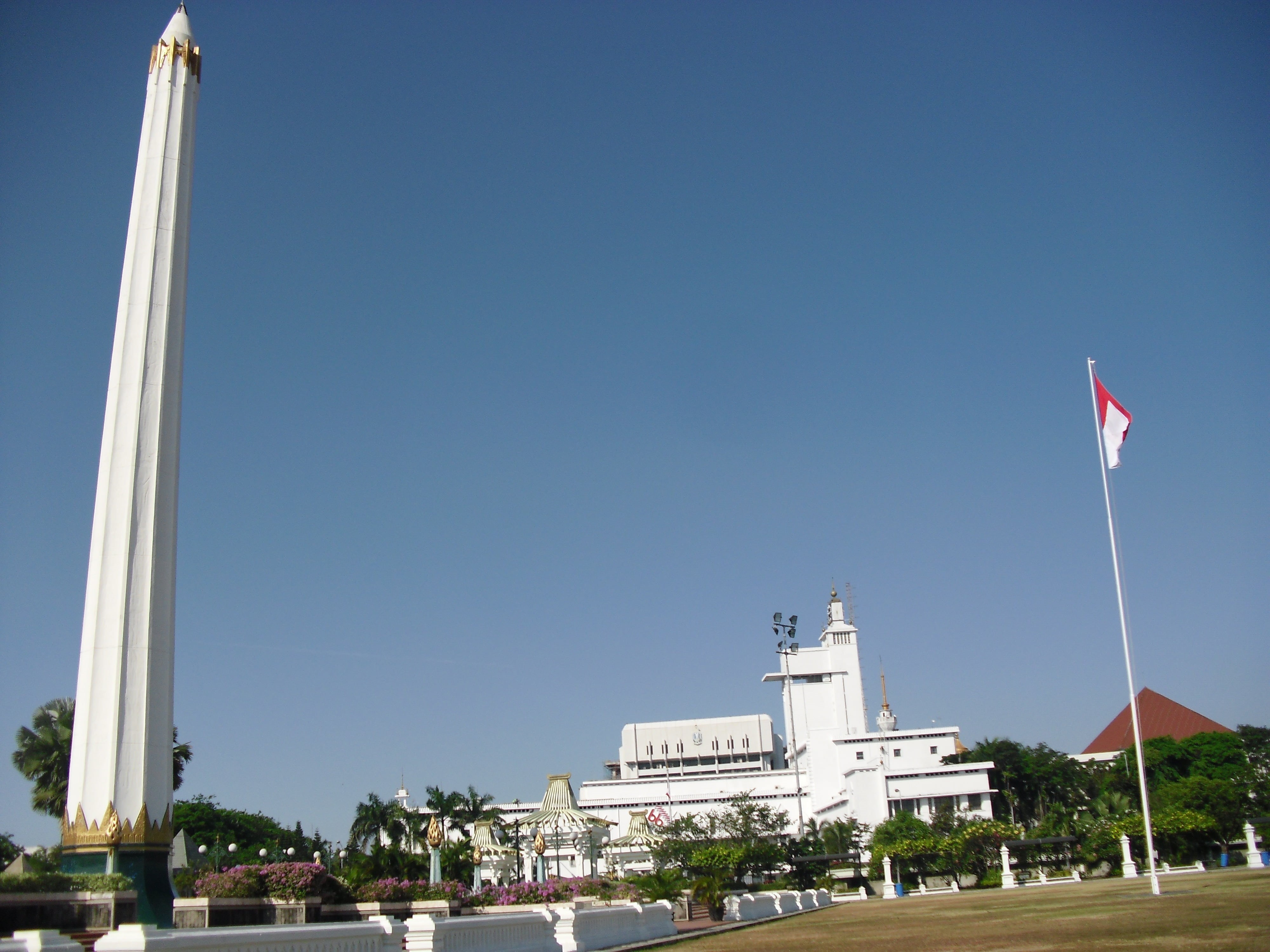 asian, national icon, nature, architecture, 4K, blue, building exterior, built structure, building, hero, tugu pahlawan, incidental people, day, statue, HD Wallpaper
