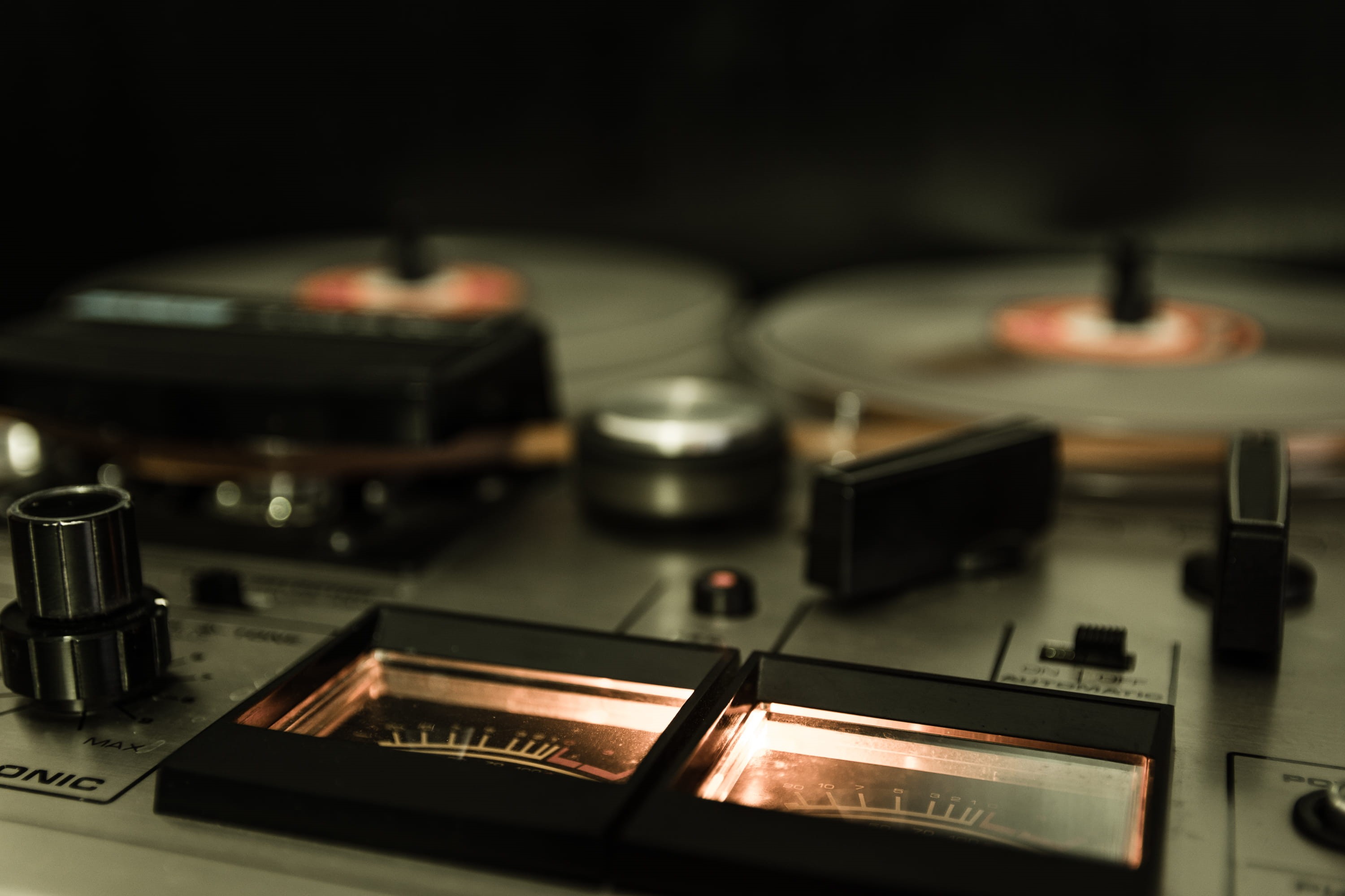 focus on foreground, indoors, audio equipment, retro styled, recording, turntable, no people, retro tech, sound mixer, music, domestic room, tape machine, HD Wallpaper