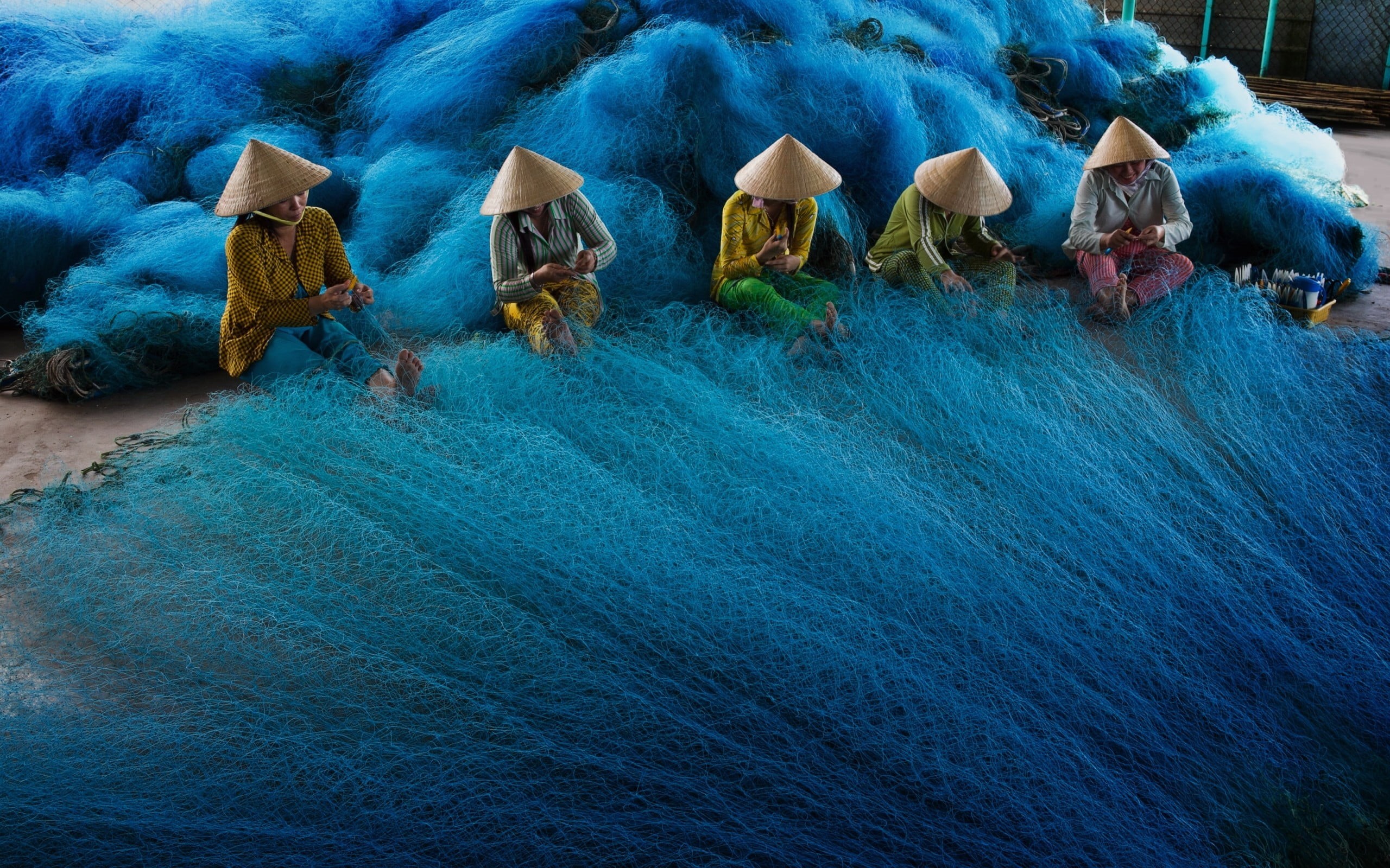 real people, land, beauty in nature, water, sea, fishing nets, blue, tranquil scene, people, colorful, scenics - nature, 2K, waterfront, nón lá, tranquility, HD Wallpaper