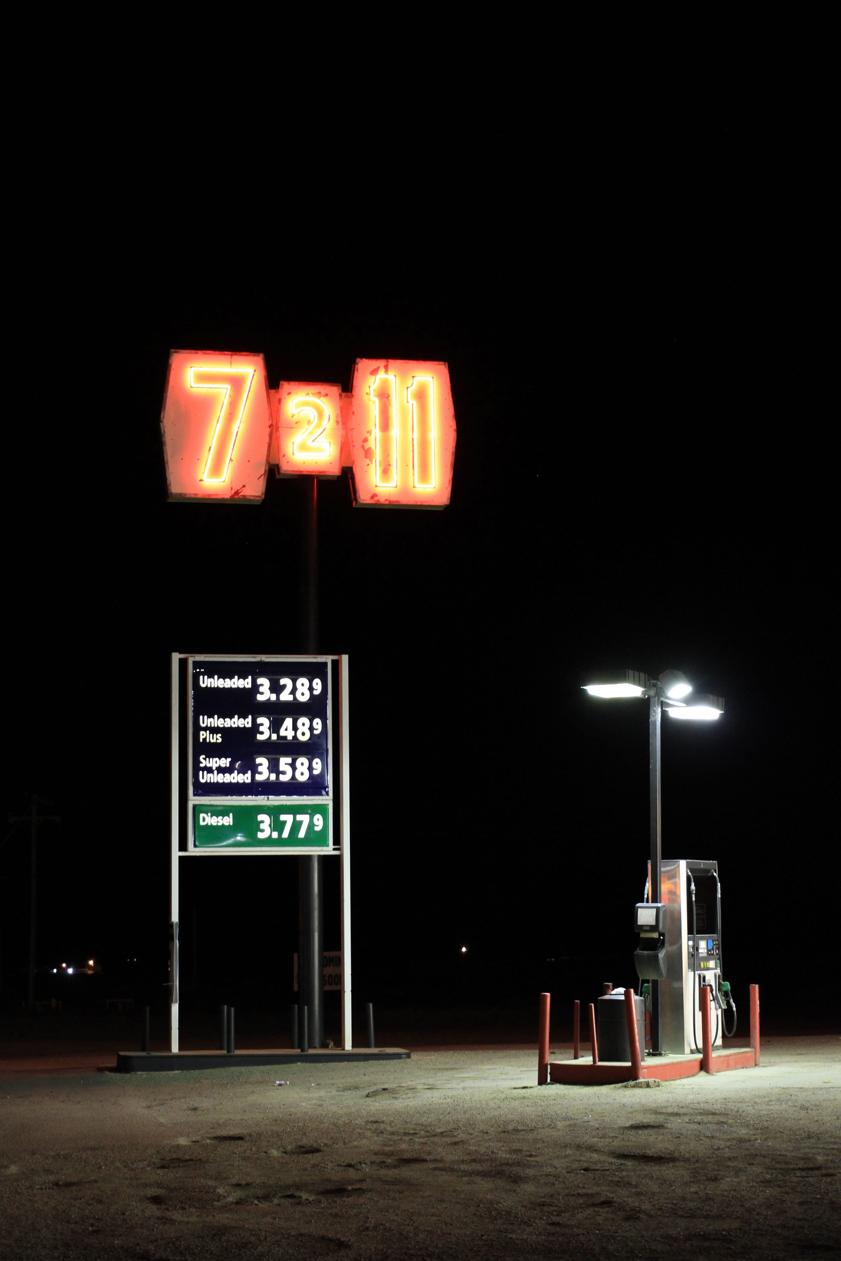diesel, dark, no people, united states, nacht, sign, gas station, stones, gas, arizona, light, station, direction, neon, états-unis, guidance, desert, fuel pump, Phone HD Wallpaper