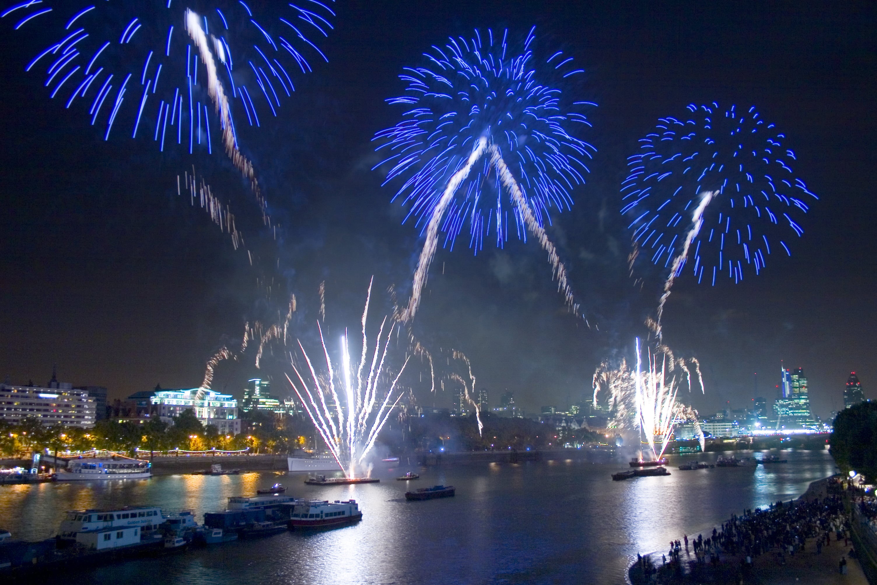 exploding, event, night, thames, display, 2K, fire - Natural Phenomenon, celebration, fireworks, city, holiday, traditional Festival, firework Display, HD Wallpaper