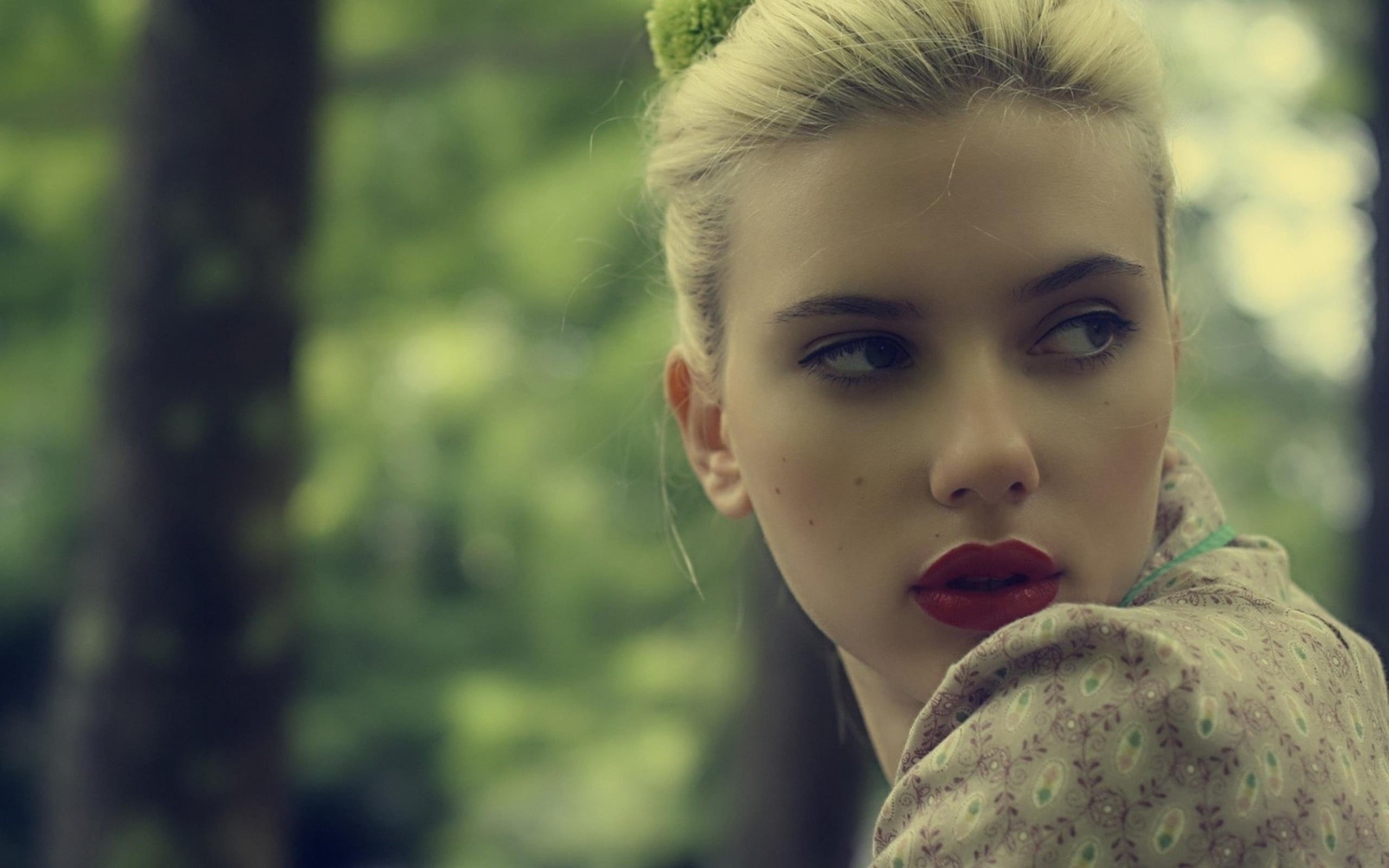 hairstyle, makeup, nature, red lipstick, close-up, lifestyles, face, front view, women, blonde, day, plant, celebrity, scarlet, 2K, outdoors, beauty, make-up, HD Wallpaper