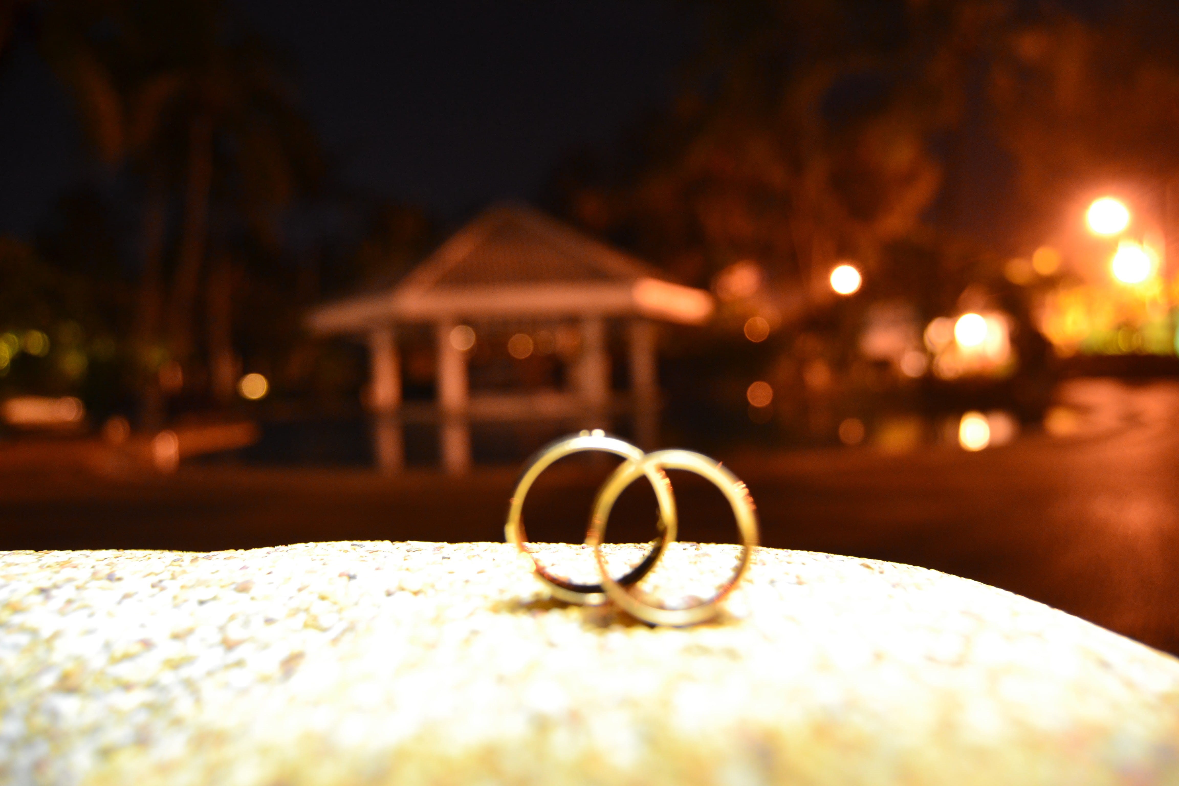 solid, selective focus, close-up, no people, surface level, 4K, celebration, architecture, wedding ring, ring, jewelry, thailand, built structure, city, HD Wallpaper