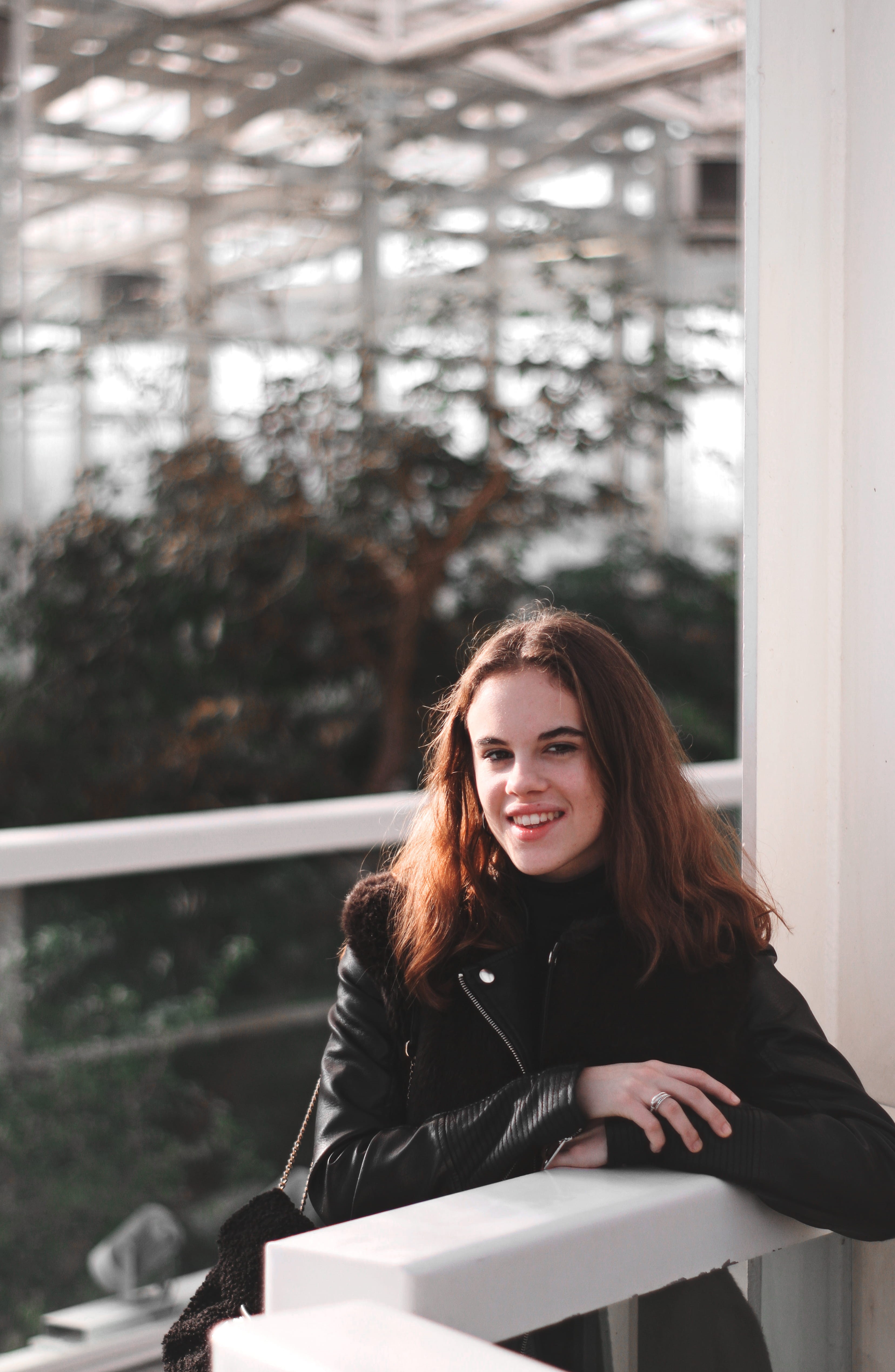 padova, one person, young women, lifestyles, front view, botanic, rings, beautiful woman, trees, urban, lake, woman, fashion, vintage, windows, women, brown hair, Phone HD Wallpaper
