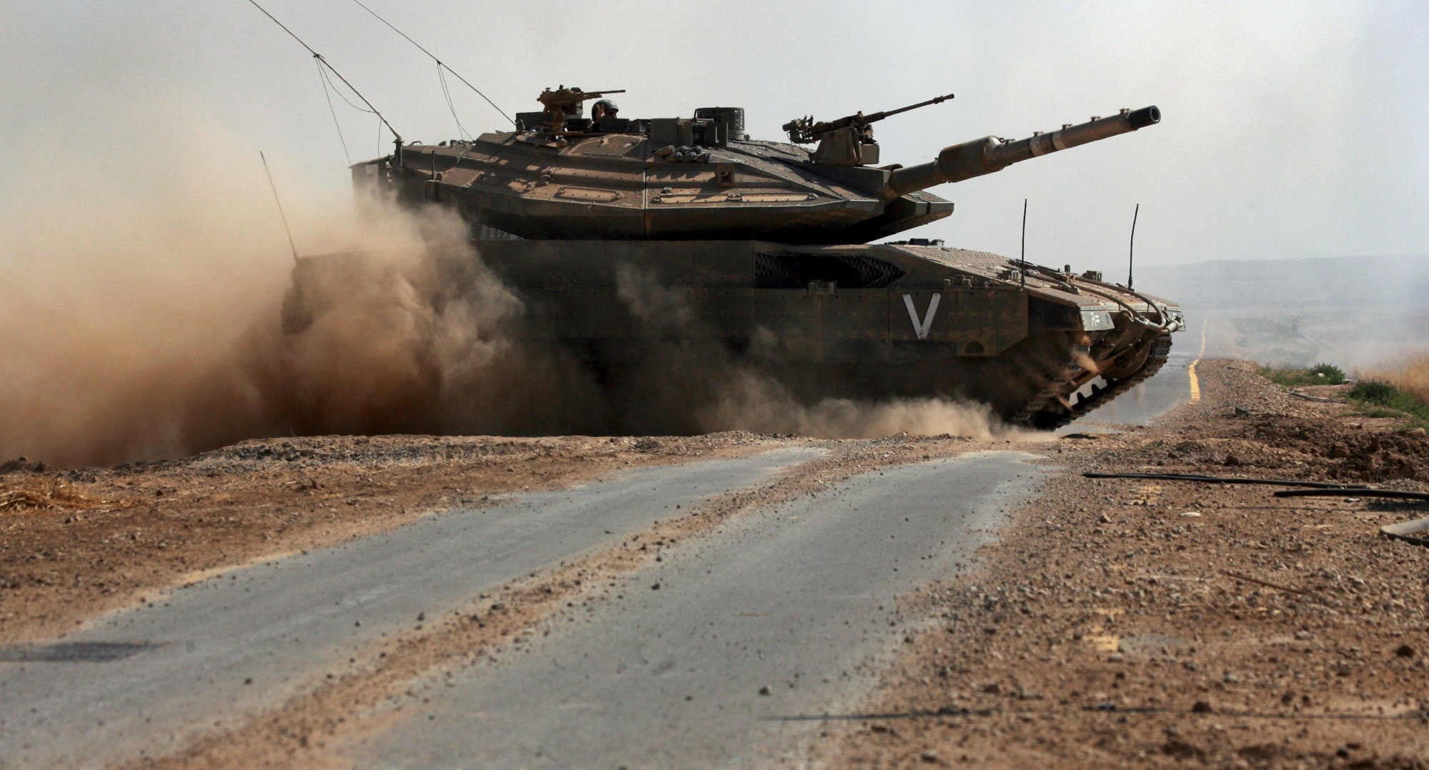 construction industry, land, outdoors, industry, battle, nature, armed forces, vehicle, mode of transportation, dirt, damaged, tank, armored tank, road, HD Wallpaper