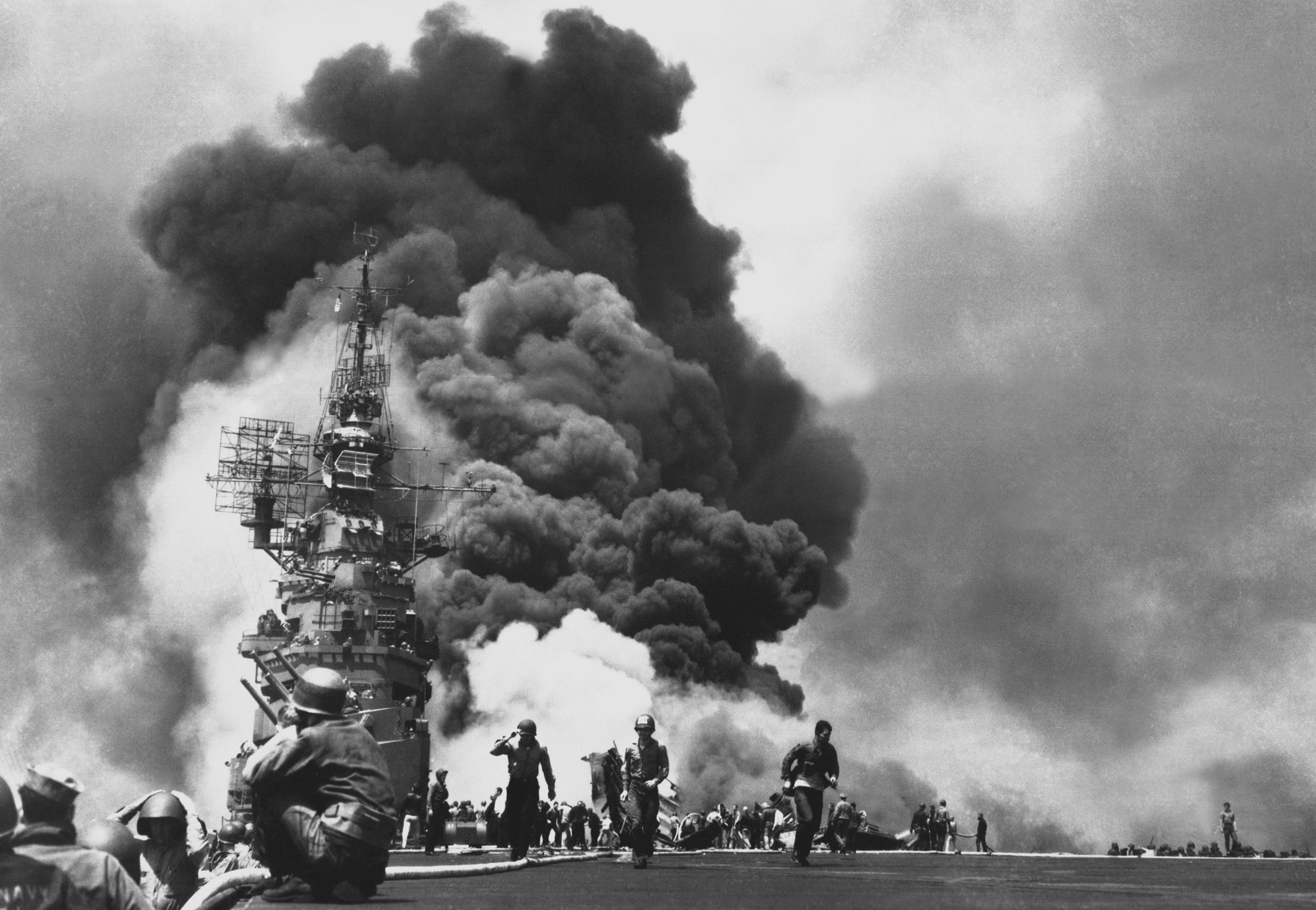 smoking, large group of people, day, built structure, holding, travel destinations, World War II, tourism, rifle, air pollution, architecture, government, HD Wallpaper