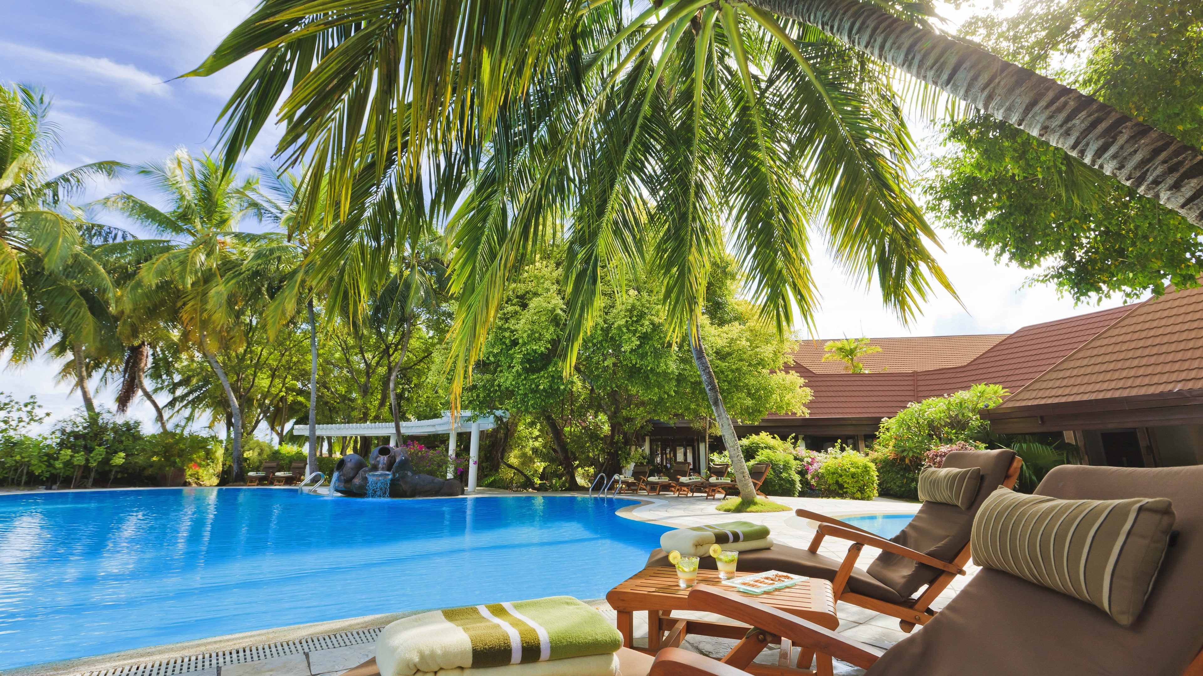 Maldives, Trees, blue, Sun, Pool, Loungers, swimming, Resort, Palm, 4K, HD Wallpaper