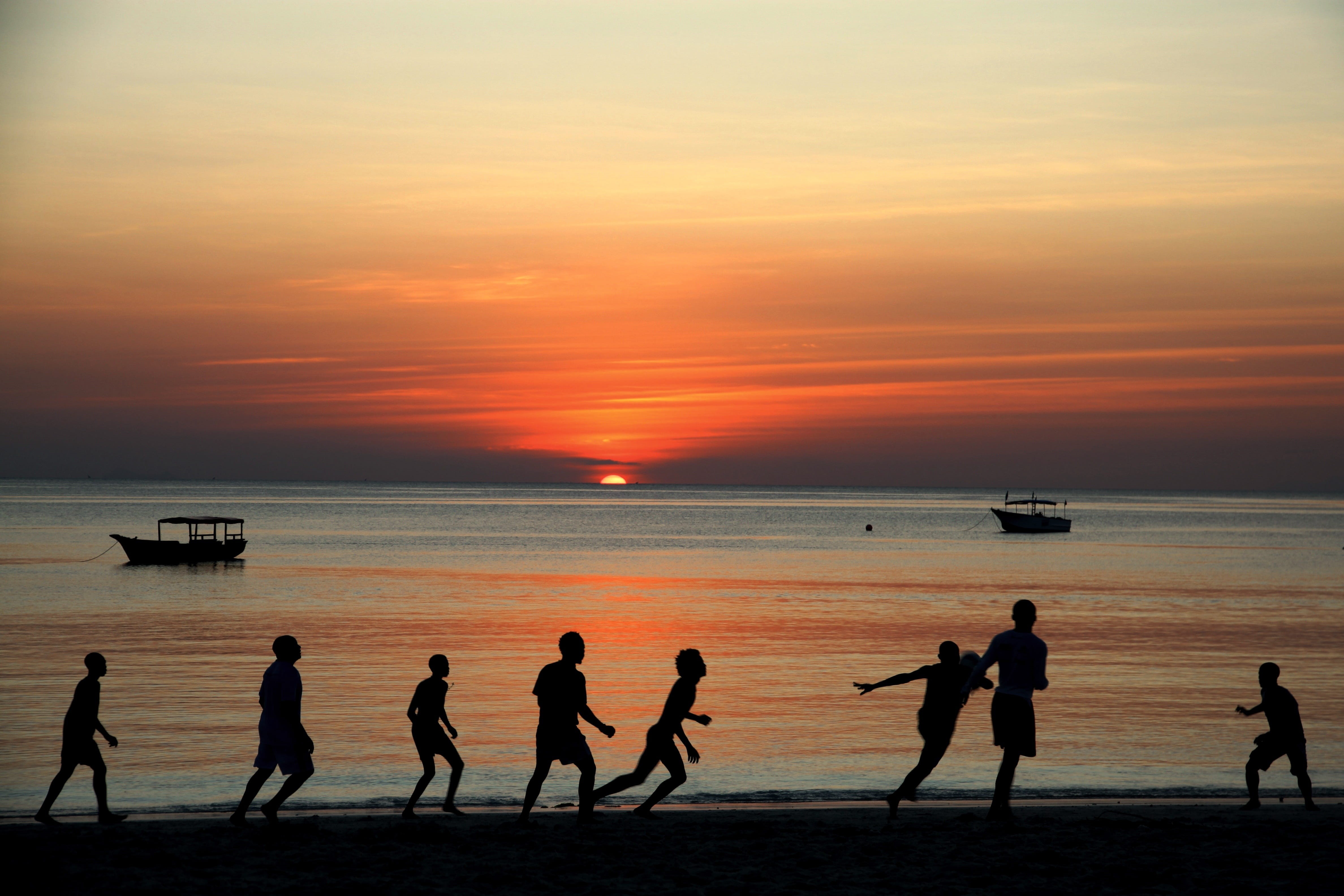 evening sun, medium group of people, nature, silhouette, holiday, Tanzania, playing, orange color, horizon, abendstimmung, land, Sunset, Football, horizon over water, HD Wallpaper