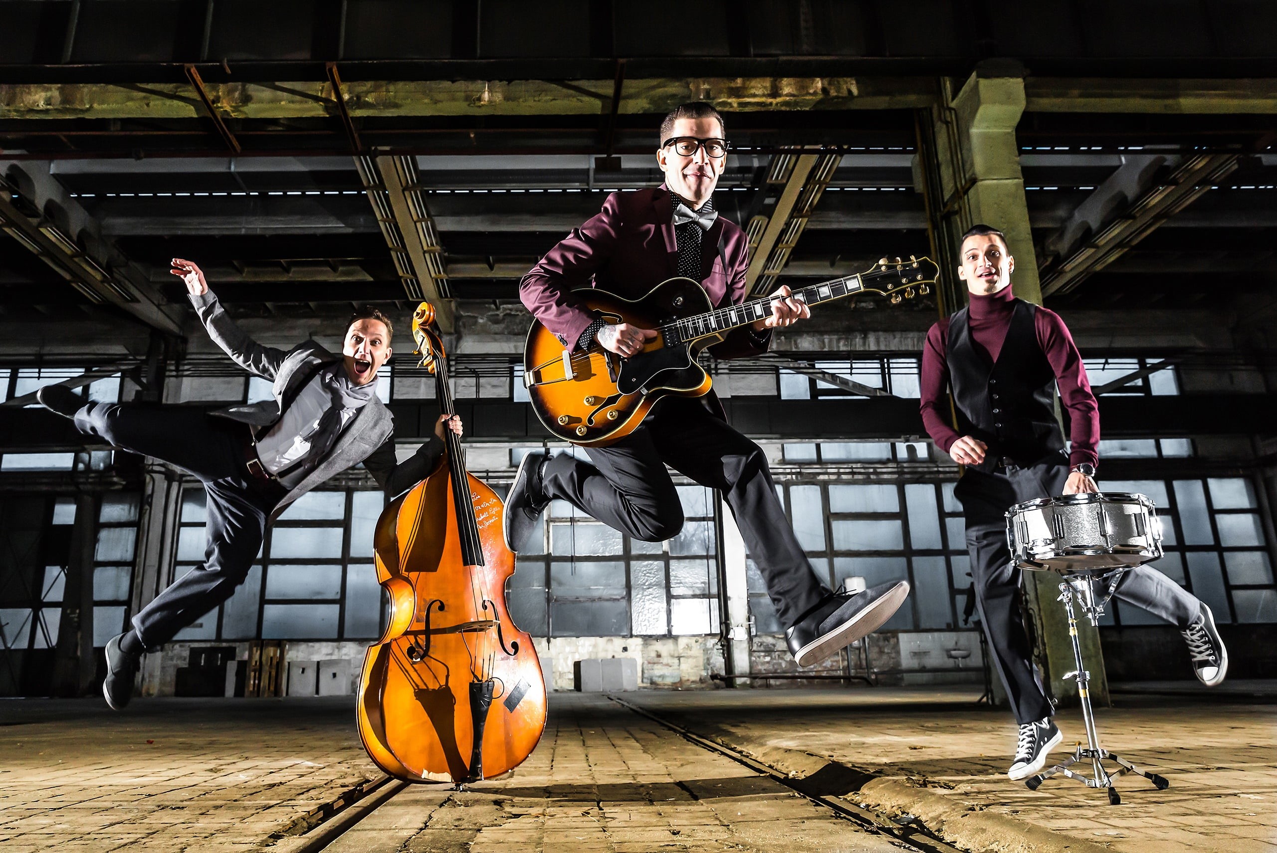costumes, the room, poses, group, men, guitar, instrumento, drum, 2K, musicians, cello, trio, rock-n-roll, HD Wallpaper
