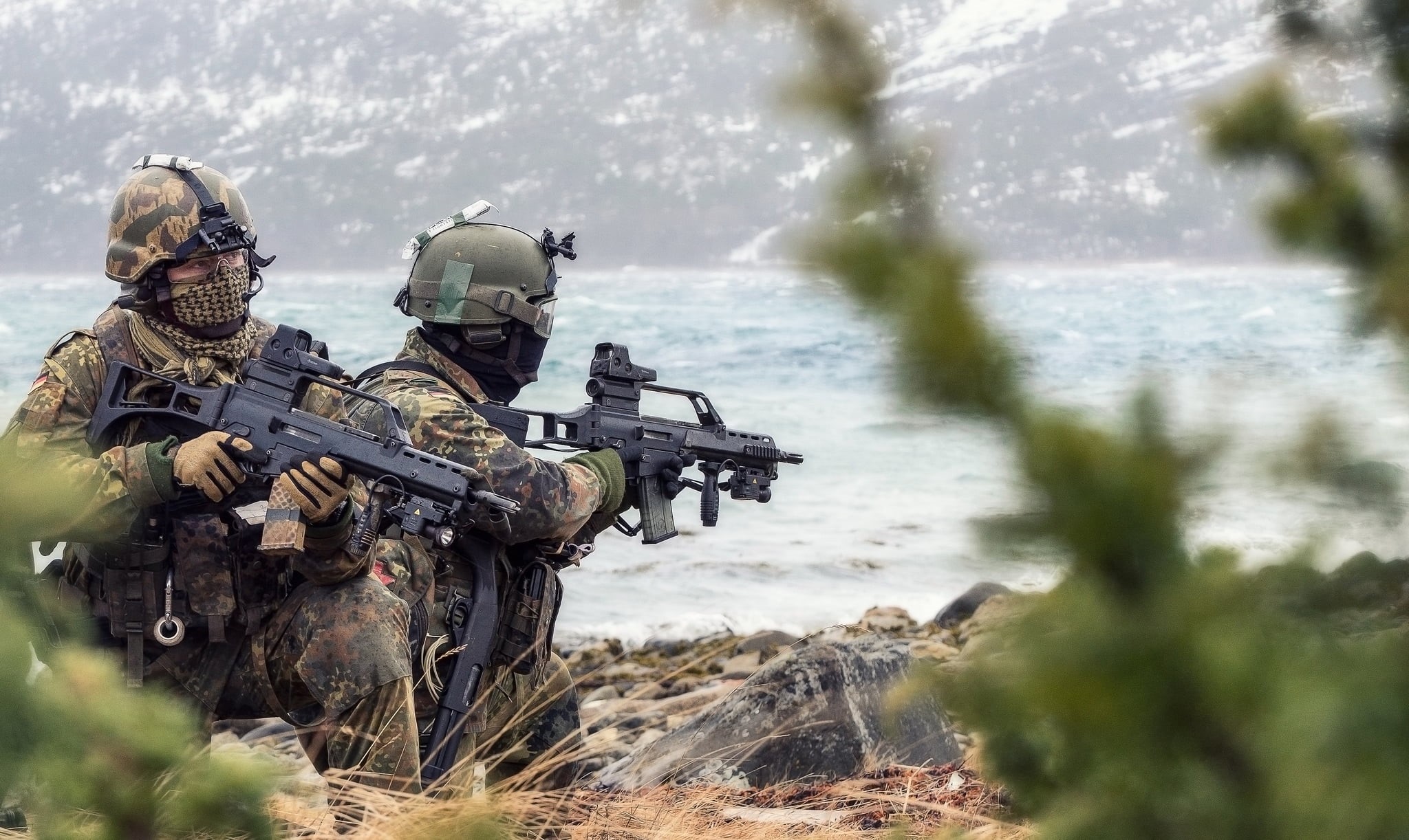 HK G36, uniform, rifle, green, army, military training, assault, water, rear view, soldiers, aiming, Germany, the Bundeswehr, machine gun, nature, 1080P, HD Wallpaper