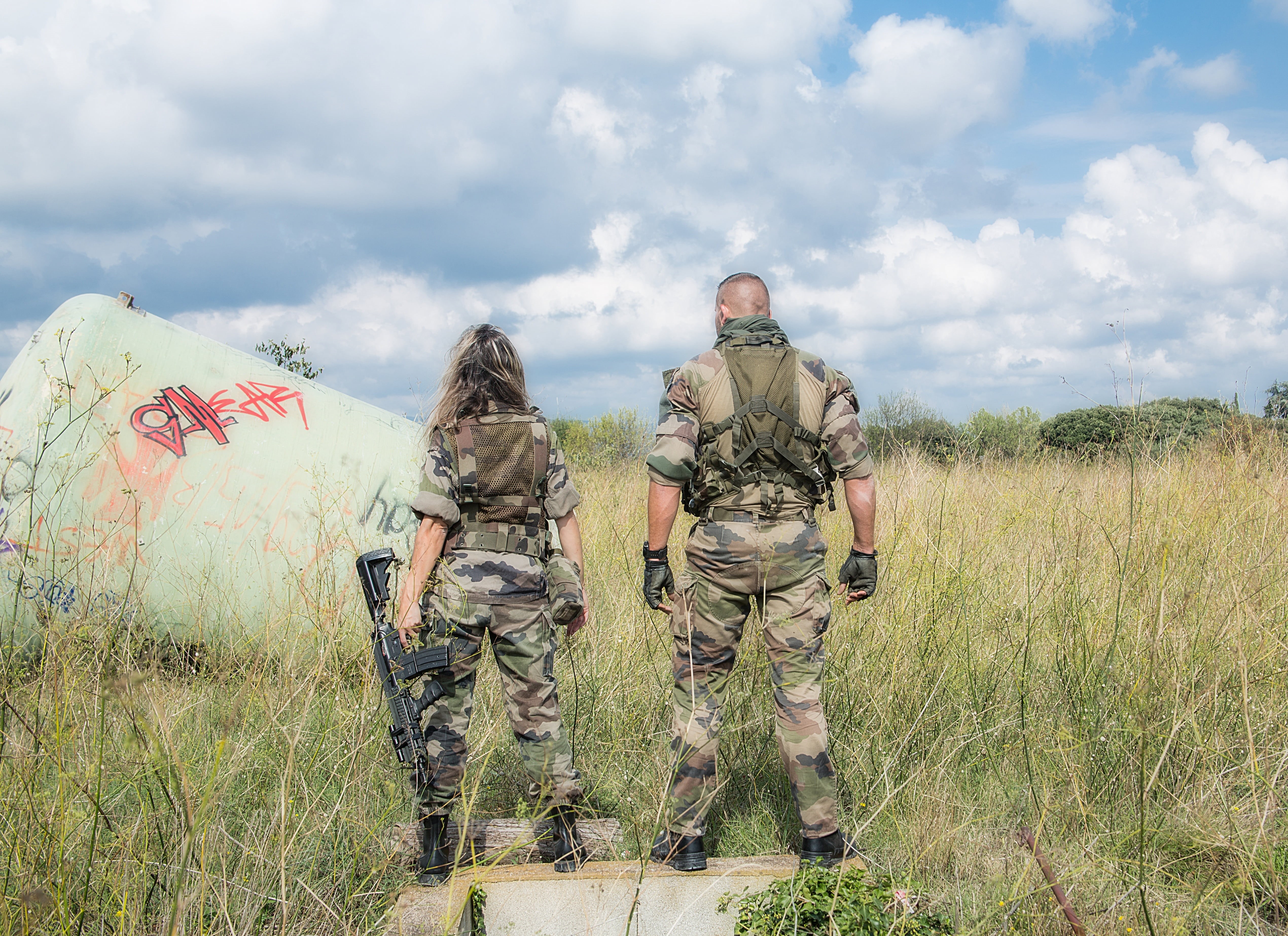 rear view, adult, camouflage, green, army Soldier, soldiers, grass, conflict, clothing, field, rifle, two, gun, woman, army, men in uniform, weapon, outdoors, HD Wallpaper