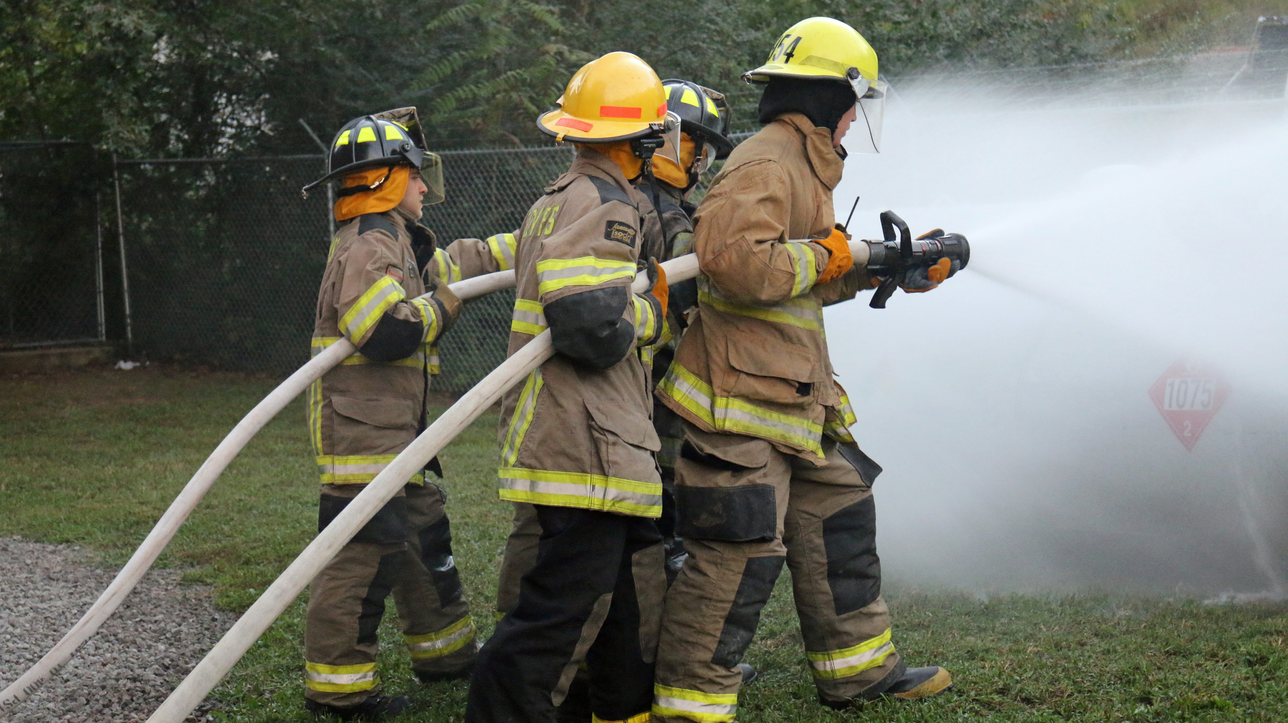 spraying, Fire Fighters, standing, accidents and disasters, spray, safety, fighters, adult, protective Workwear, rescue, uniform, cooperation, fire, people, HD Wallpaper