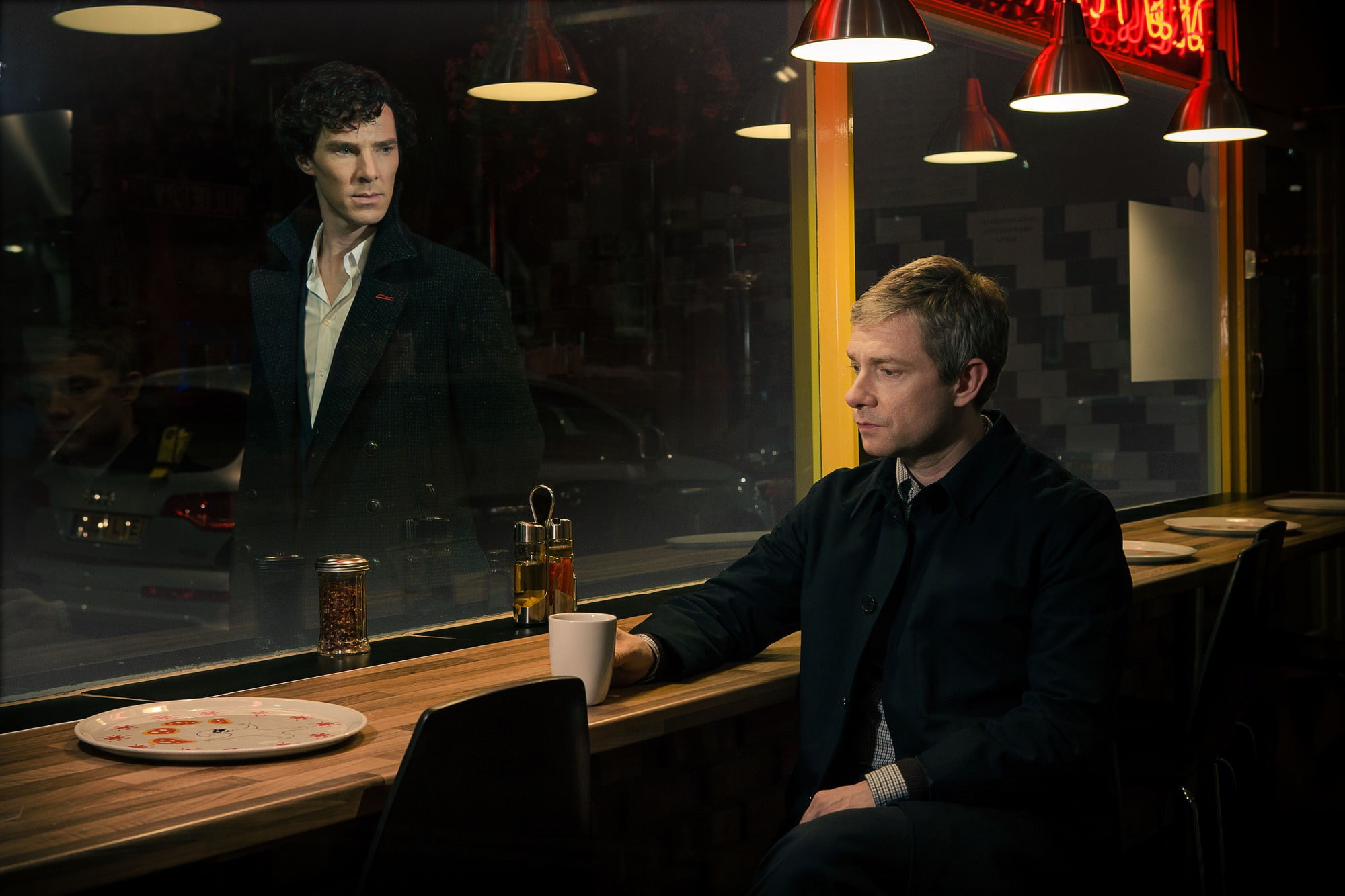 Benedict Cumberbatch, real people, 1080P, sitting, table, young adult, machine, Sherlock, jacket, waist up, happy hour, drink, indoors, lamp, food and drink, HD Wallpaper