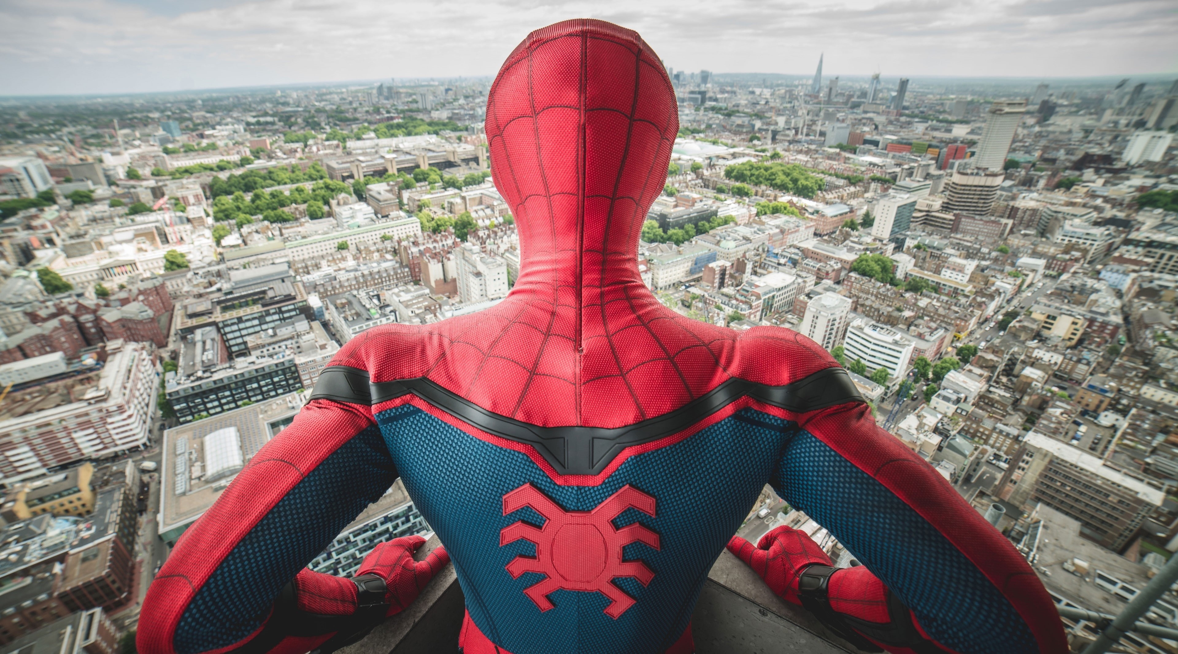 cityscape, sculpture, built structure, Movies, architecture, crowded, man, human representation, Movie, city, spider, building exterior, Superhero, sky, HD Wallpaper