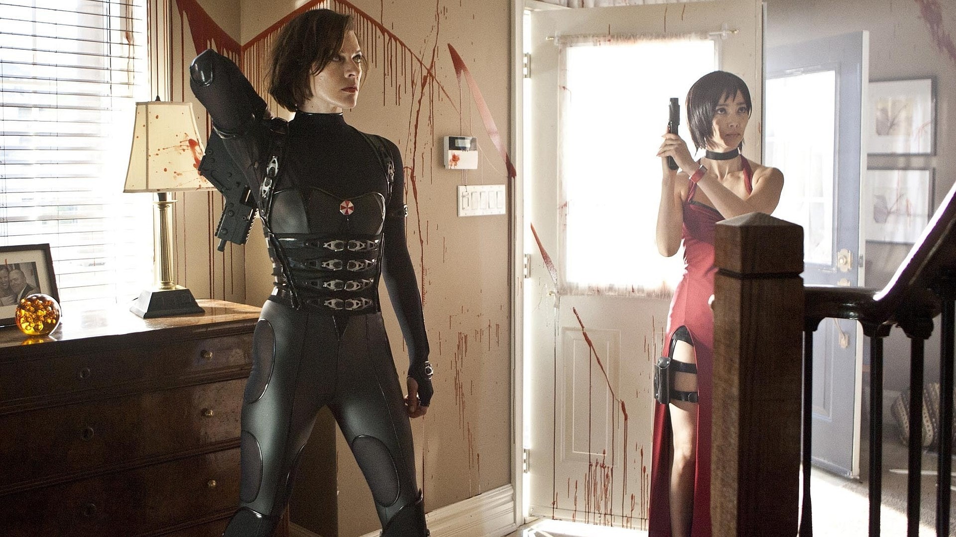 three quarter length, young women, healthy lifestyle, domestic room, two people, lifestyles, people, young adult, women, black color, home interior, resident evil retribution, HD Wallpaper