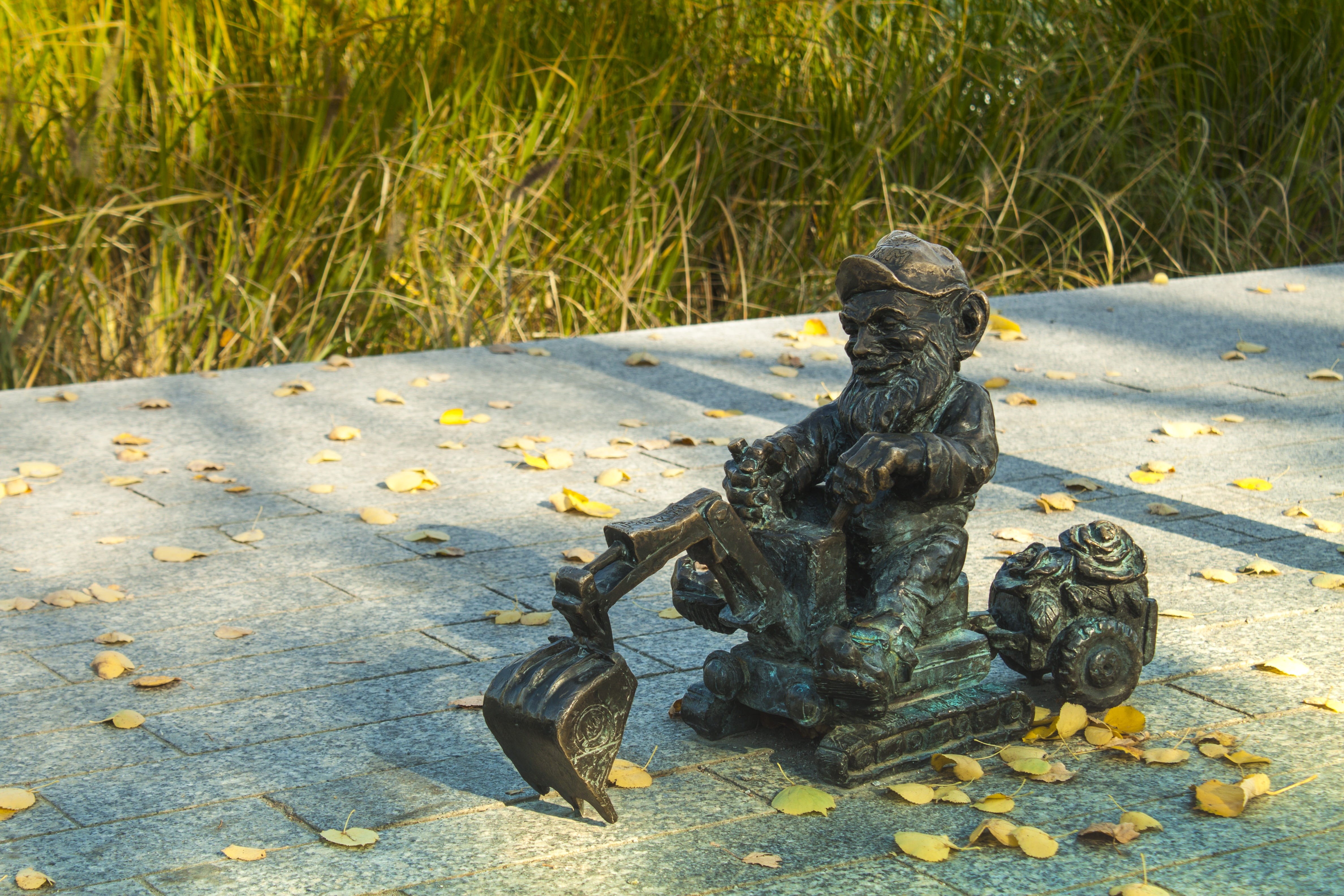 excavator, field, figure, bronze, sculpture, statuette, gnome, sunlight, nature, dwarves, brownie, krasnoluki, statue, focus on foreground, high angle view, HD Wallpaper