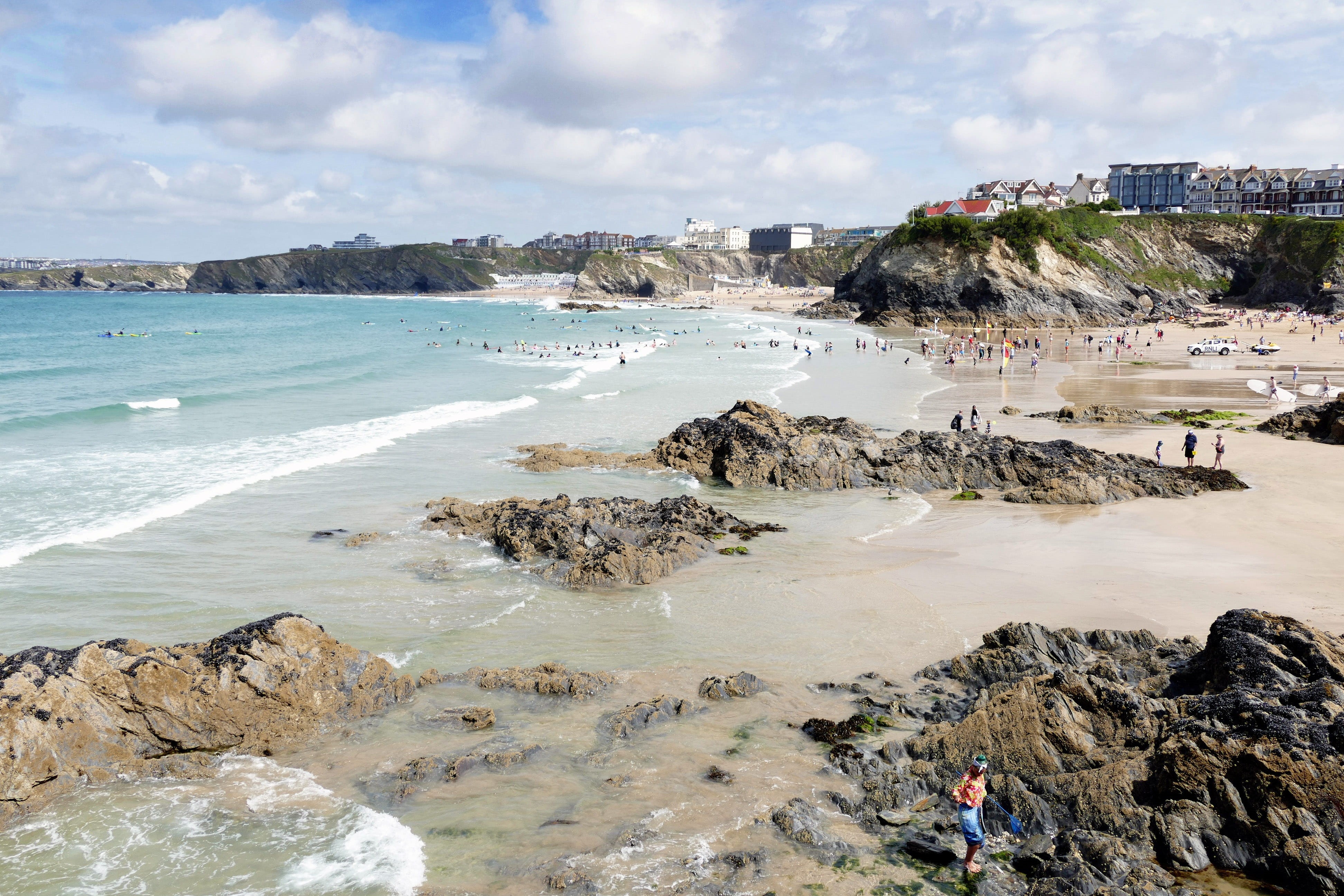 summer, relax, sea, shore, places, british, english, incidental people, uk, architecture, landscape, rock formation, blue, surf, england, travel, white, HD Wallpaper