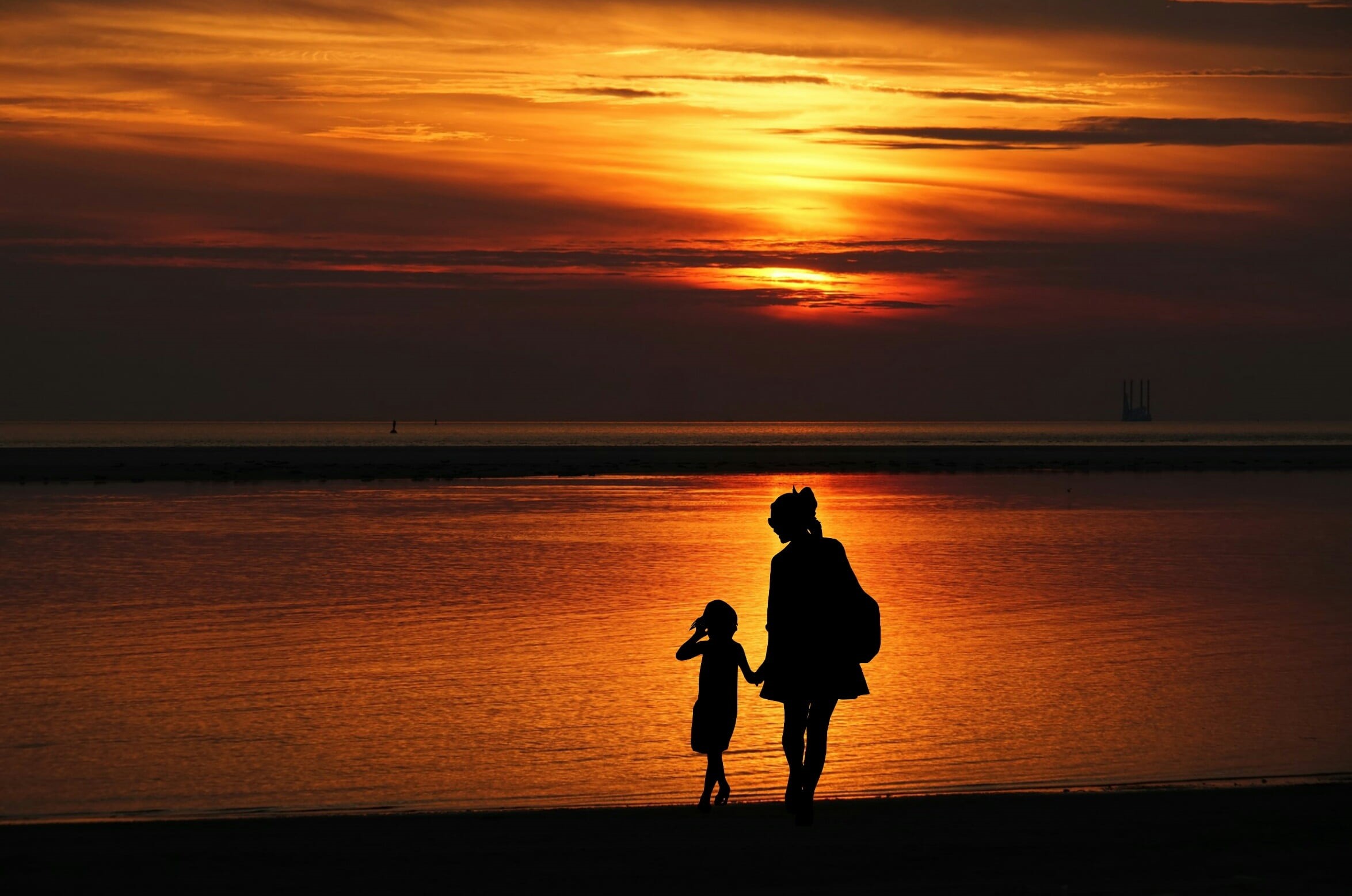mother, beach, cloud - sky, daughter, water, oil rig, panorama, people, son, beautiful, woman, idea, child, males, design, nature, 1080P, men, sun, sunset, HD Wallpaper