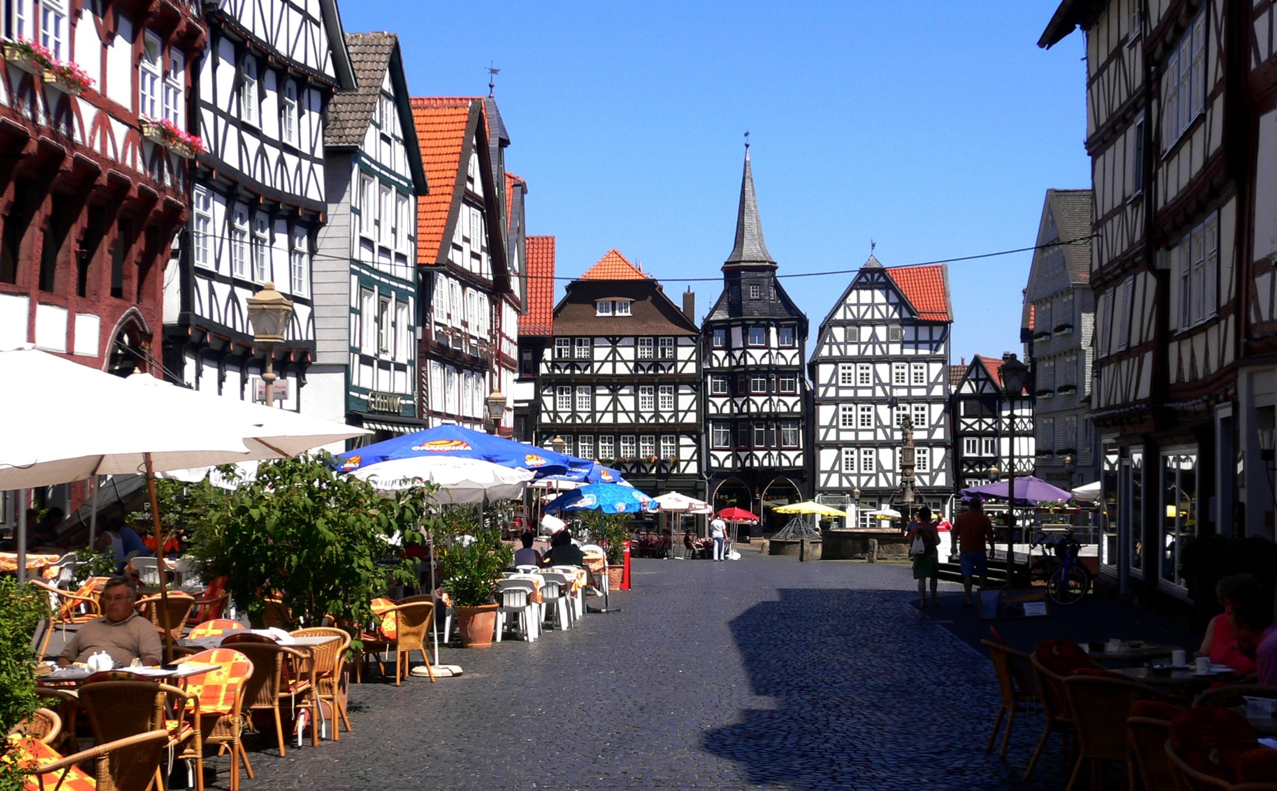 recovery, building exterior, vespers, inn, 2K, restaurant, old town, table, beer garden, outside catering, Bad Wildungen, after work, incidental people, HD Wallpaper