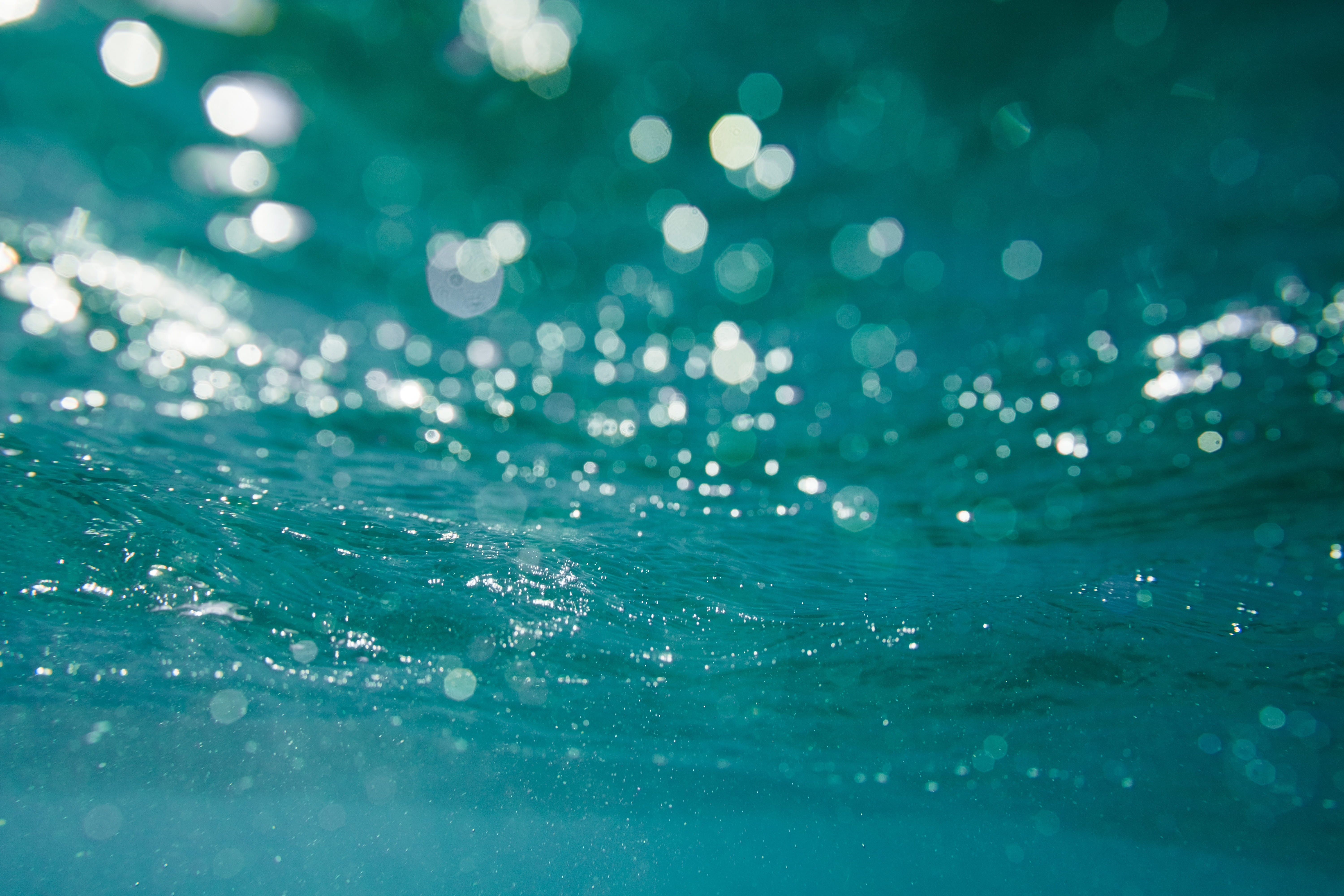 surface level, turquoise colored, reflection, backgrounds, splashing, wet, 5K, water, day, selective focus, sea, ocean, close-up, blue, defocused, nature, HD Wallpaper