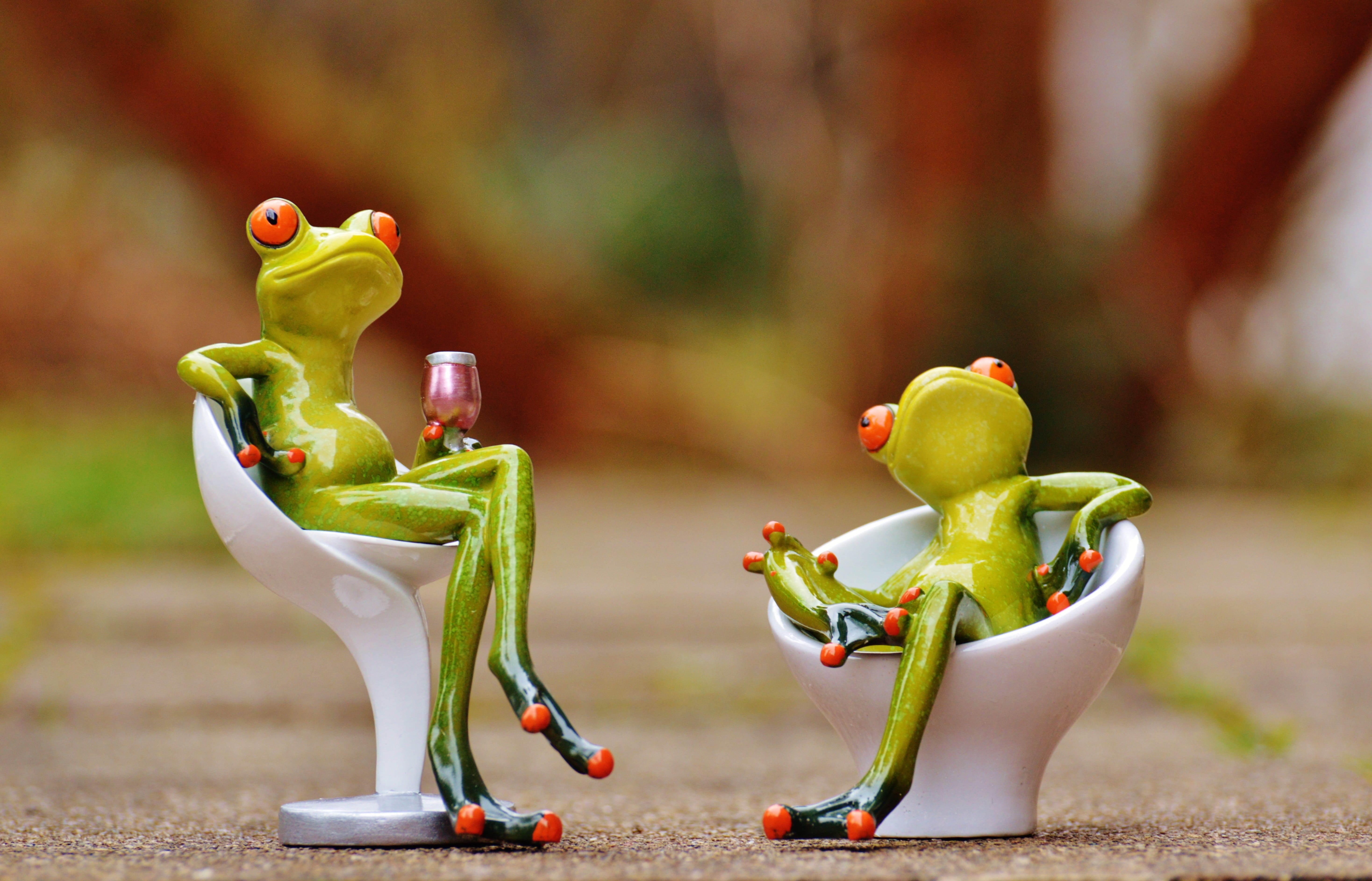 cute, frog, full length, two objects, furniture, outdoors, seat, green color, furniture pieces, day, cozy, drink, healthy eating, sit, relaxation, food, HD Wallpaper