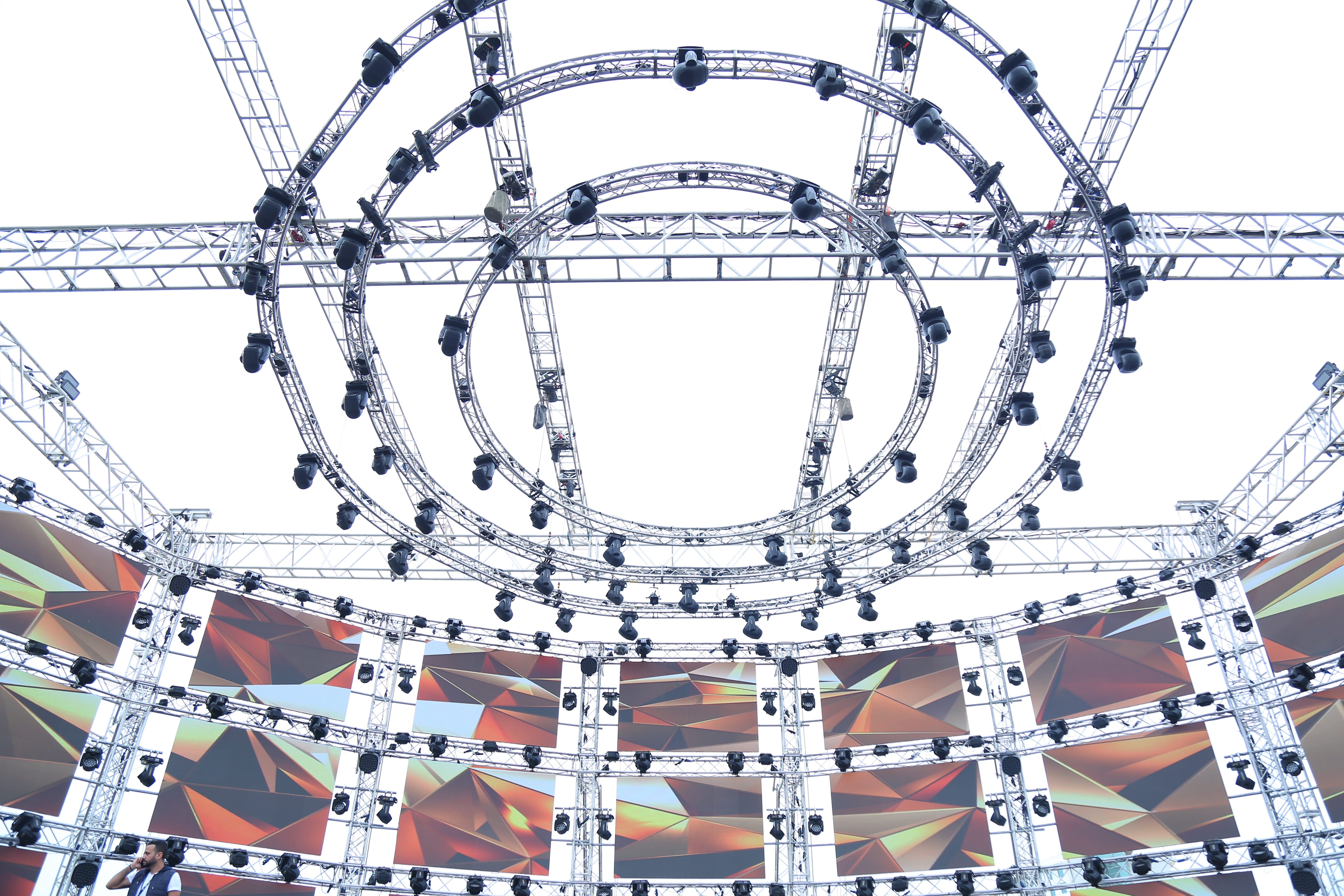 built structure, live event, nature, hanging, event, outdoors, theatrical performance, electric lamp, equipment, sky, complexity, spotlight, led screens, HD Wallpaper