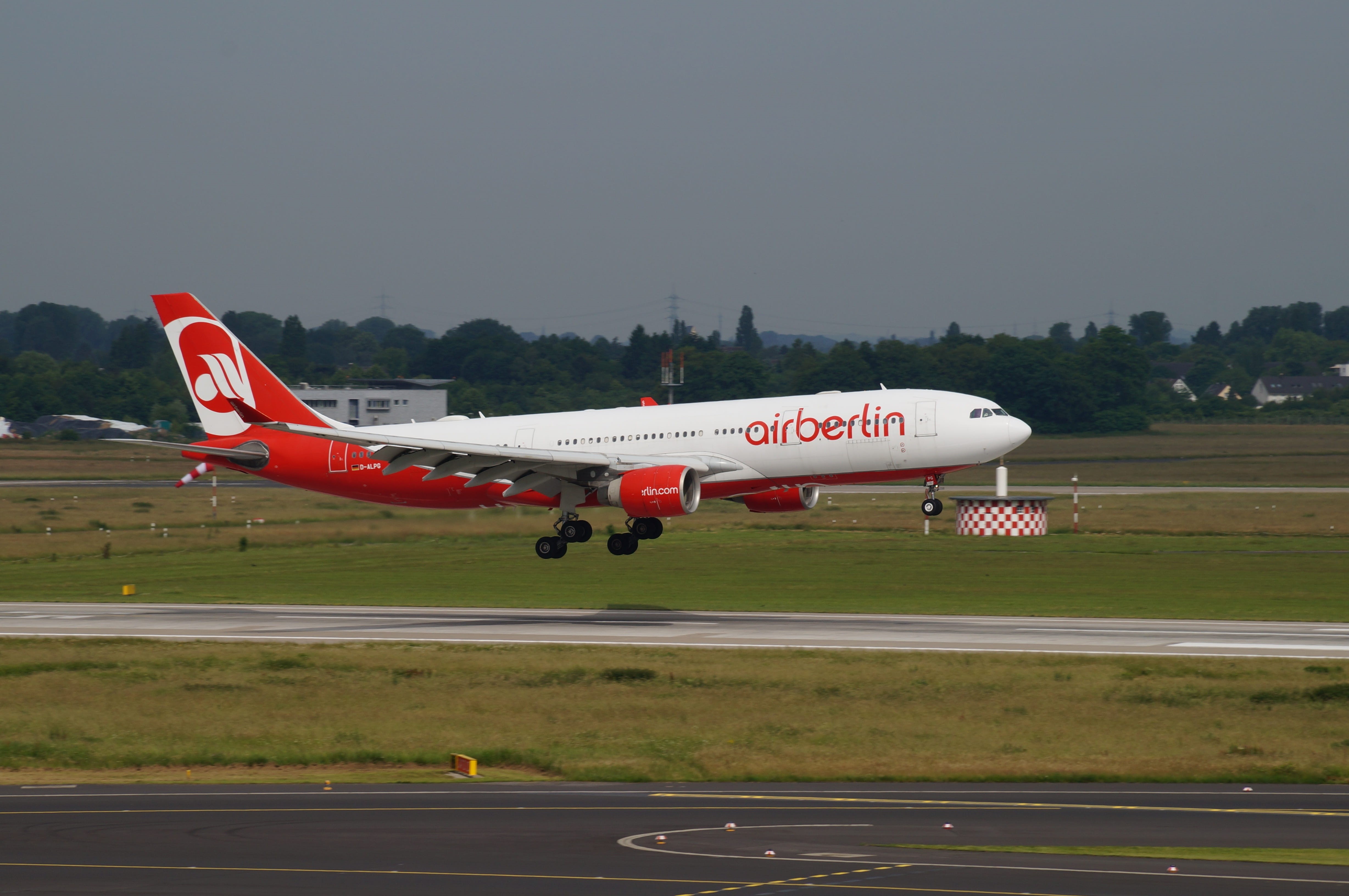arrival, aerospace Industry, airplane, manchester - England, Airport, uK, landing - Touching Down, on the move, business Travel, mode of transportation, HD Wallpaper