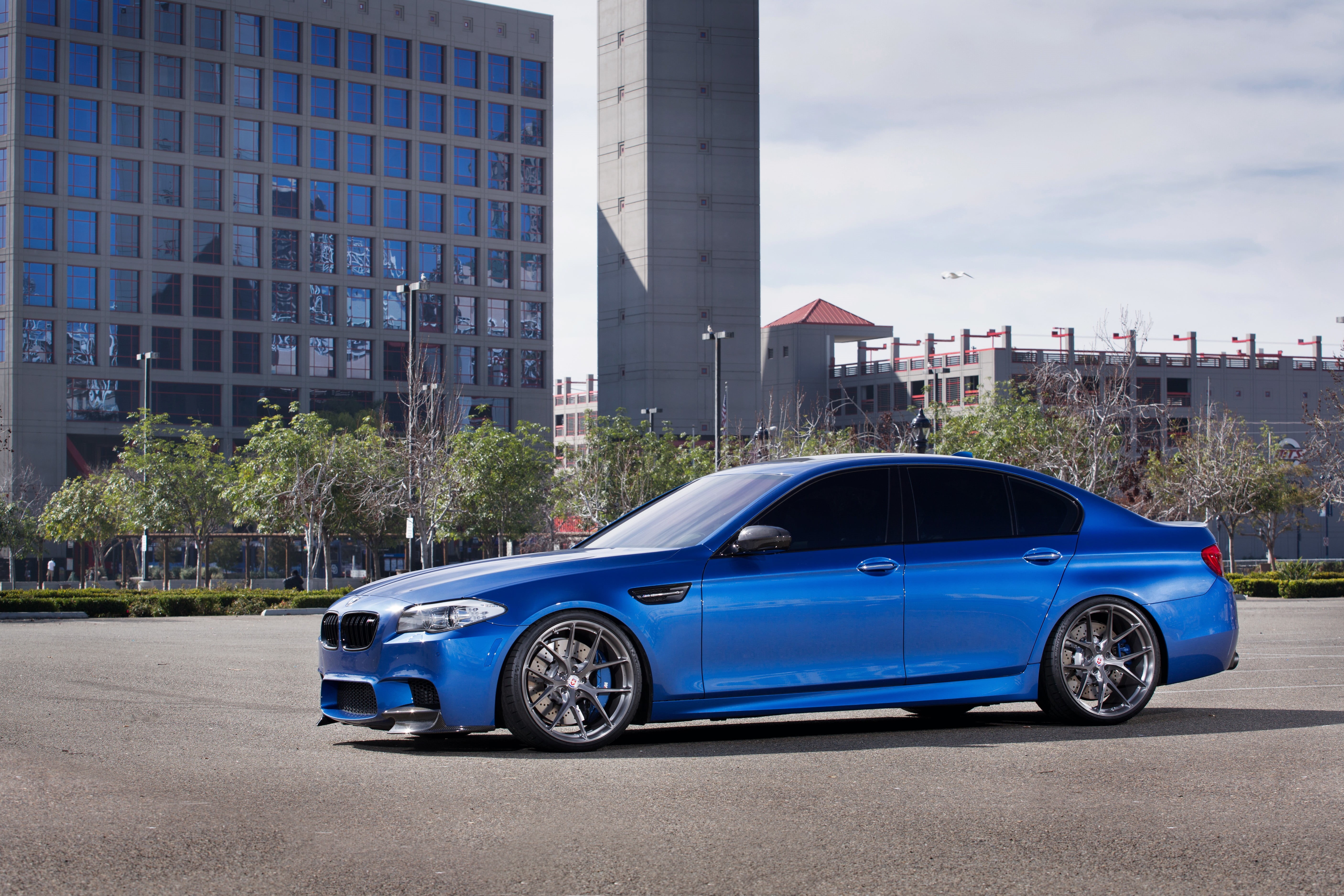 architecture, 5K, German cars, BMW, building, nature, land vehicle, mode of transportation, sedan, blue cars, transportation, retro styled, no people, HD Wallpaper