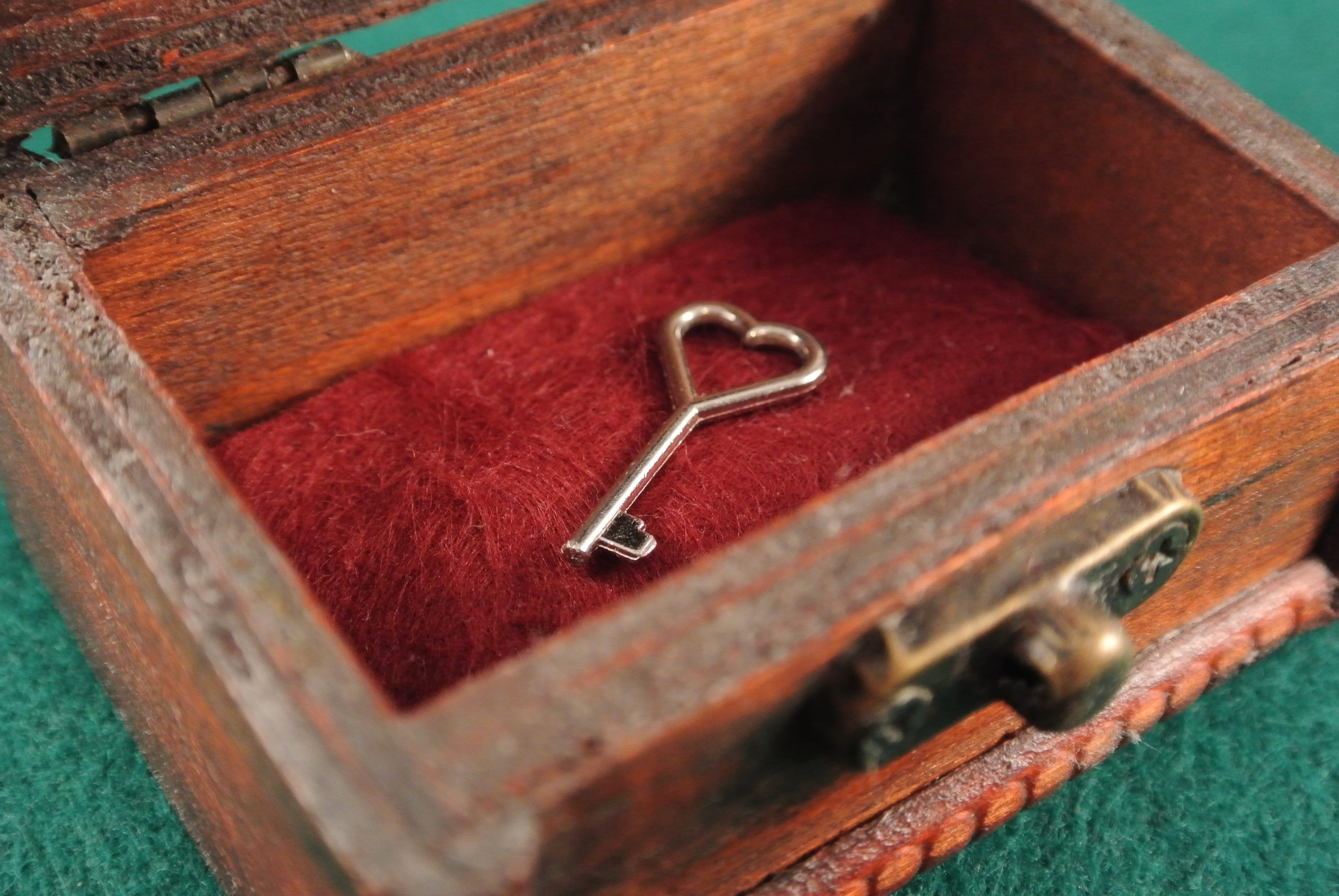 safety, close, metal, love, brown, security, skeleton key, high angle view, day, treasure, lock, two objects, single object, skeleton, old-fashioned, entrance, HD Wallpaper
