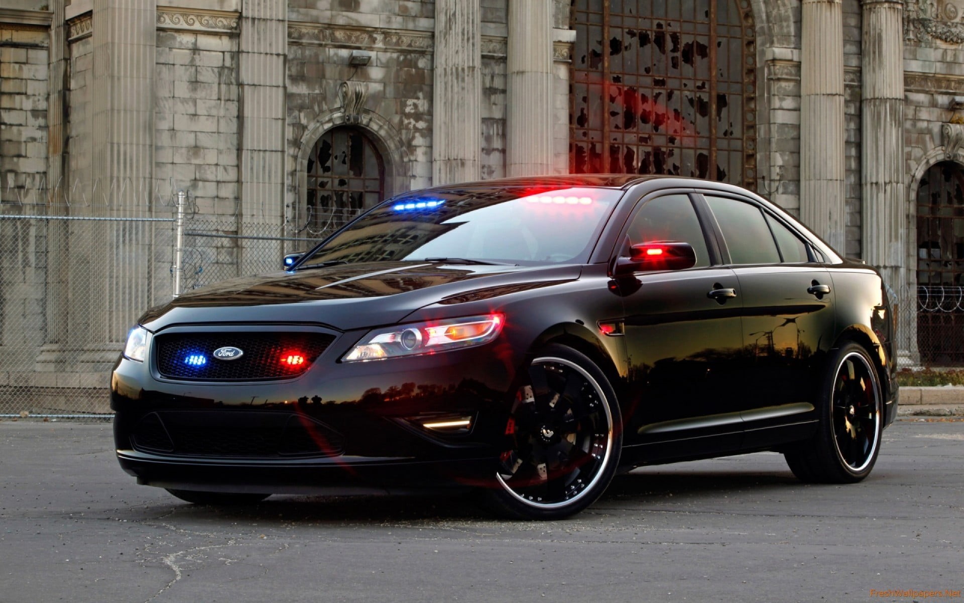 police, travel, built structure, architecture, sedan, city, day, ford, land vehicle, no people, motion, luxury, Ford Taurus, reflection, transportation, HD Wallpaper
