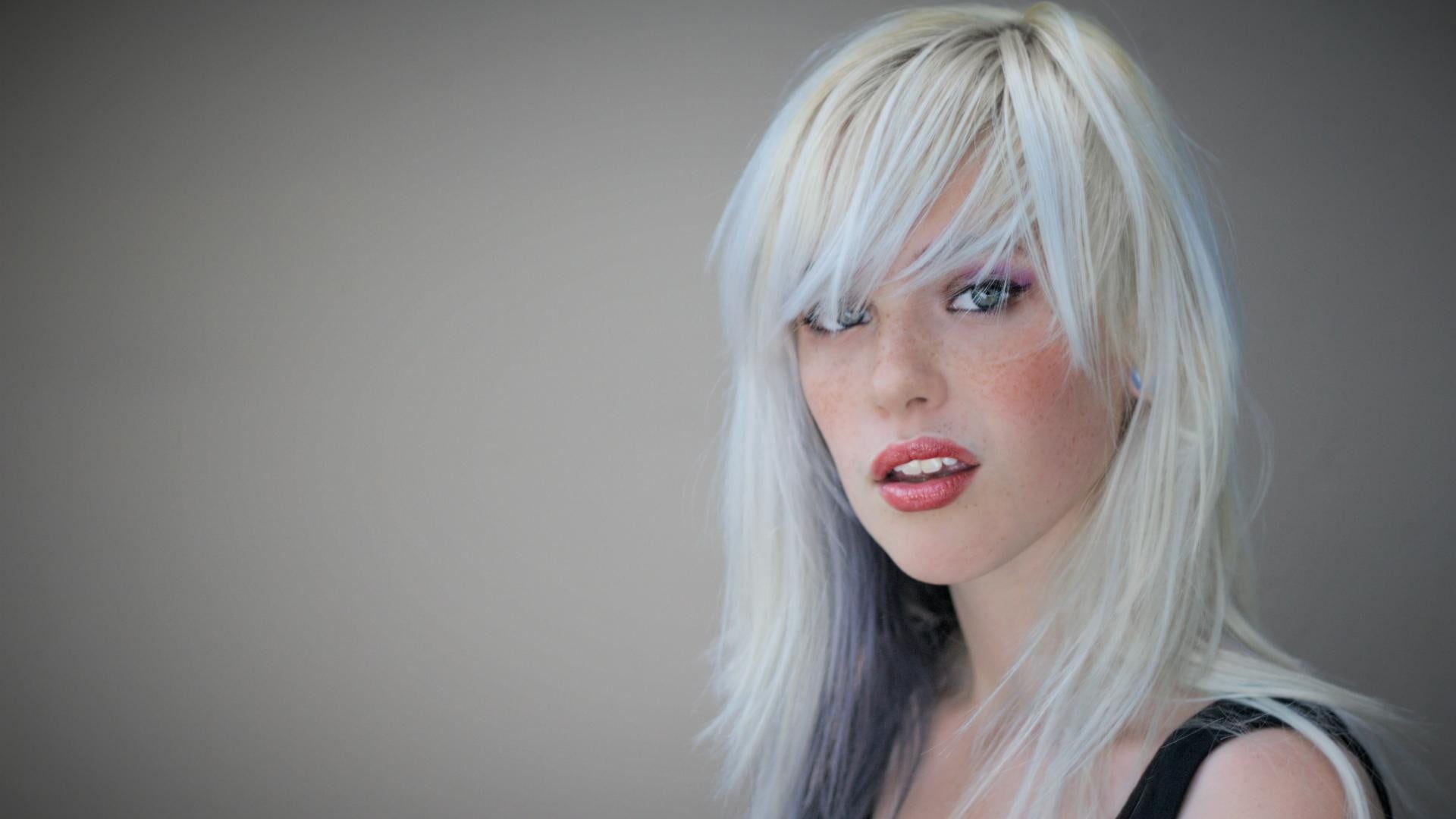 body part, hair, lipstick, bangs, top, human hair, dyed hair, studio shot, Devon Jade, long hair, model, looking at camera, hairstyle, gray background, HD Wallpaper