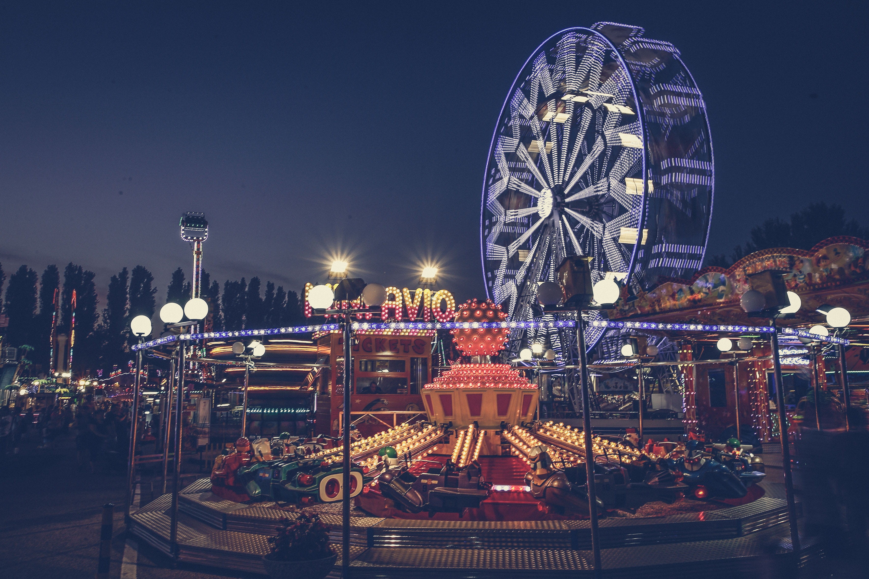 ferris wheel, built structure, lighting, way, landscape, arts culture and entertainment, word, lighting equipment, 2K, sports, sky, snow, crowd, fairground, HD Wallpaper