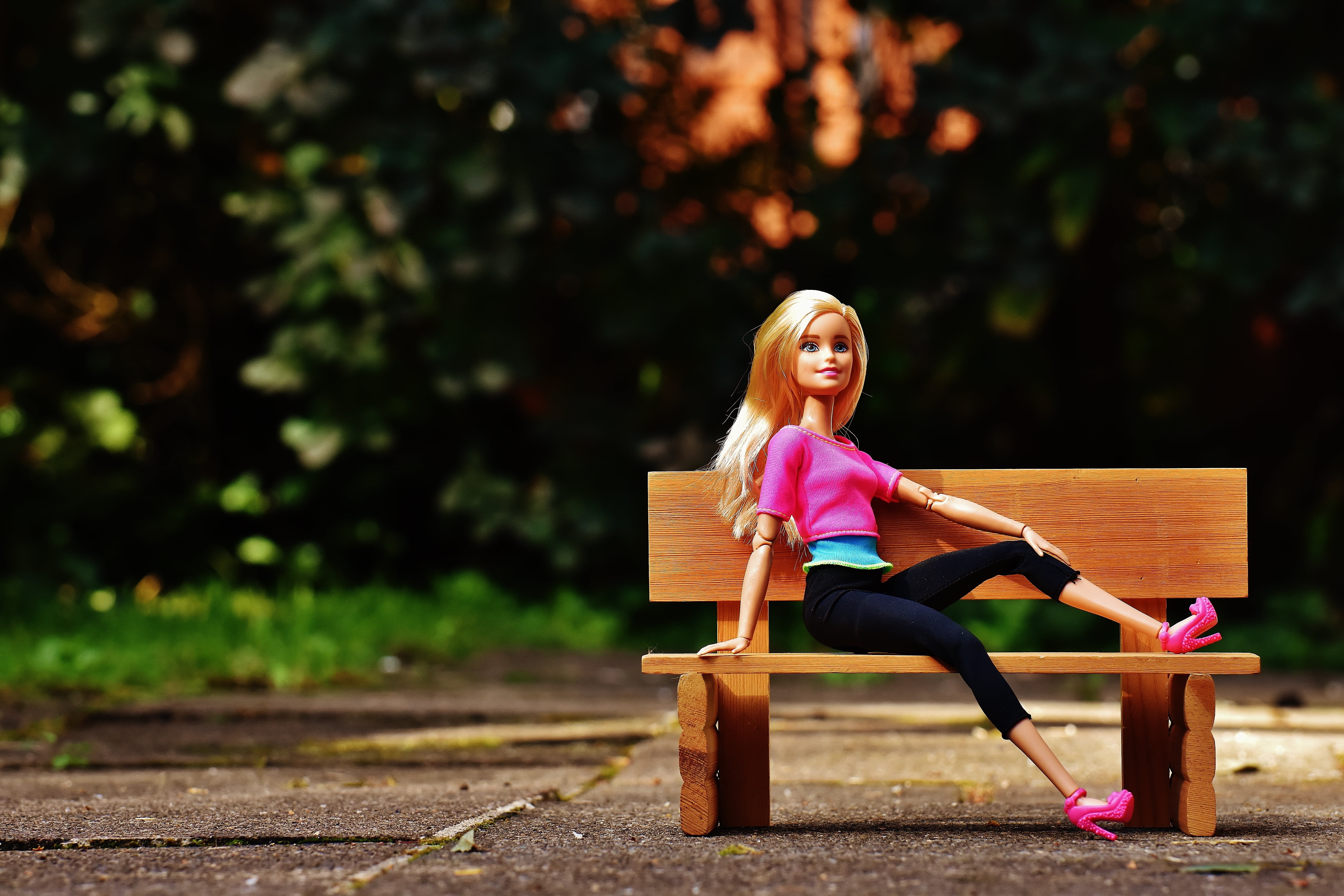 sit, pretty, head, full length, women, children toys, 5K, children, outdoors, smiling, wooden, hairstyle, beautiful, young women, toys, adult, young adult, HD Wallpaper