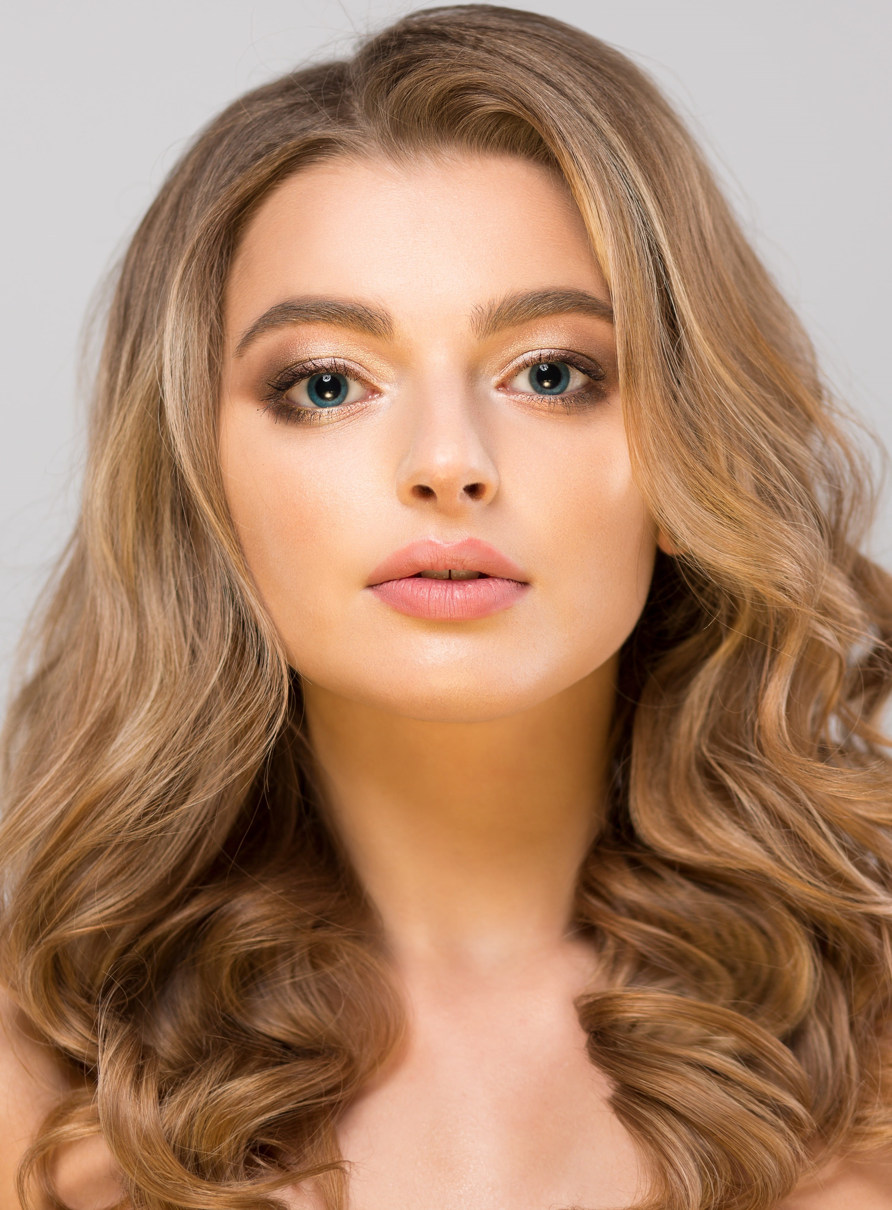 blond hair, young adult, human hair, closeup, 4K, long hair, curls, wavy hair, looking at camera, lovely, hairstyle, beautiful people, portrait, blue, Phone HD Wallpaper